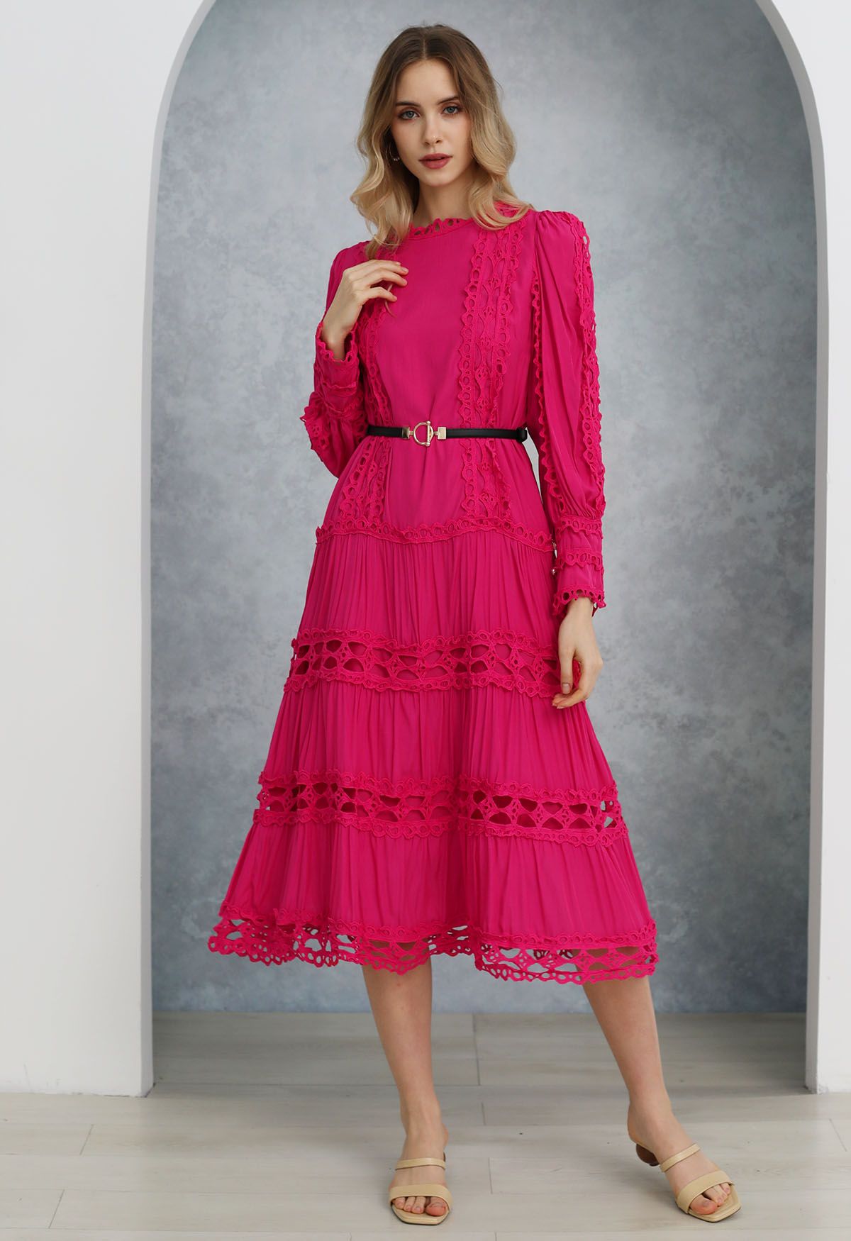 Robe midi ceinturée à manches bouffantes et bordure en dentelle en magenta