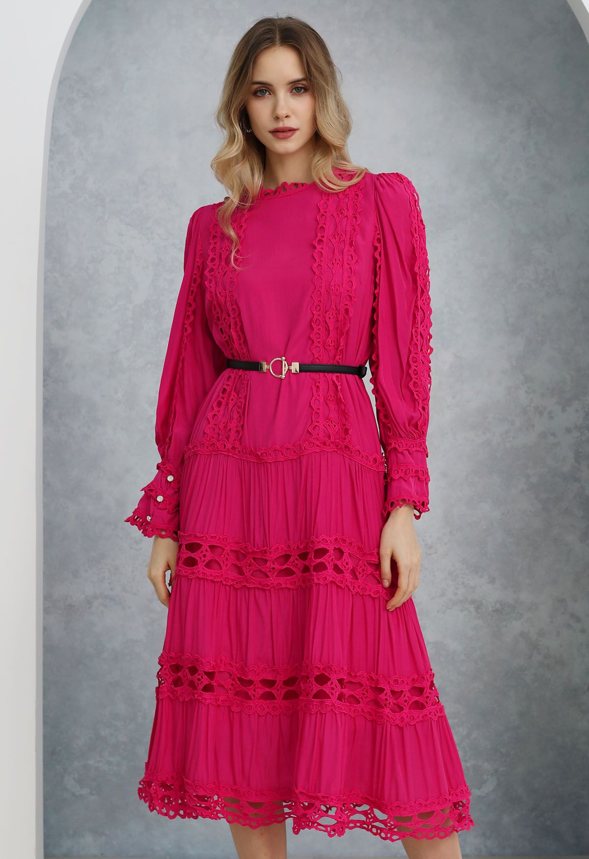 Robe midi ceinturée à manches bouffantes et bordure en dentelle en magenta