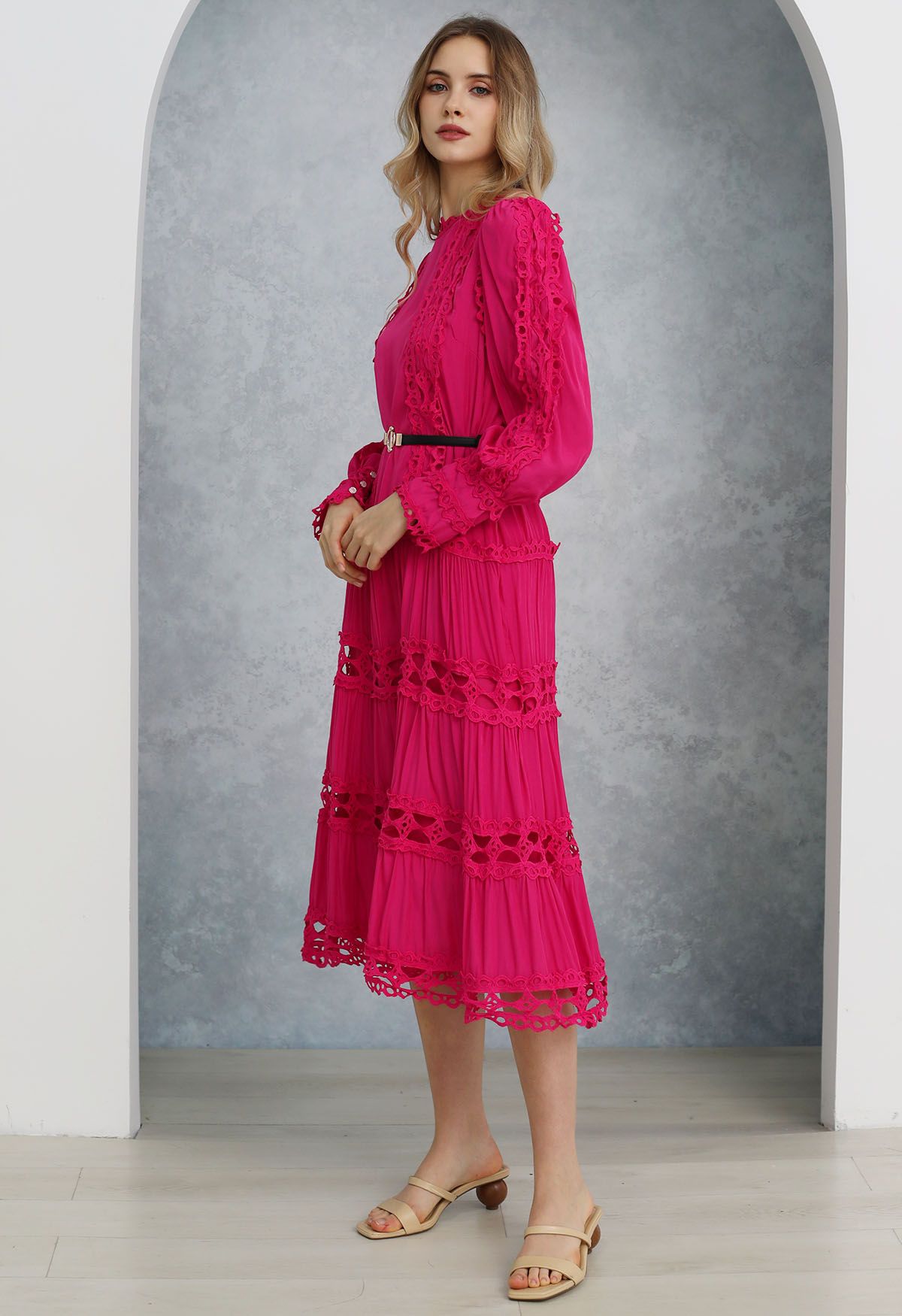 Robe midi ceinturée à manches bouffantes et bordure en dentelle en magenta