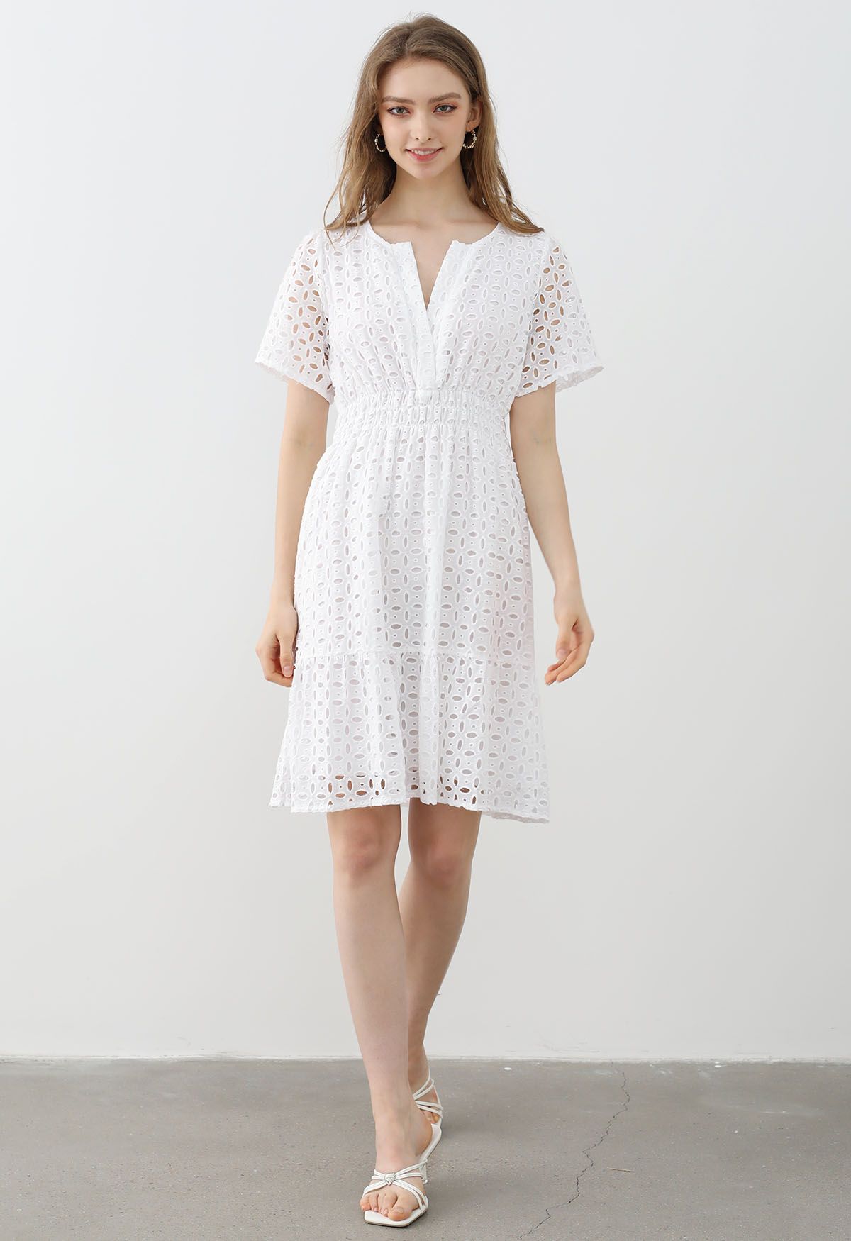 Robe en coton à col en V brodée d'œillets en blanc