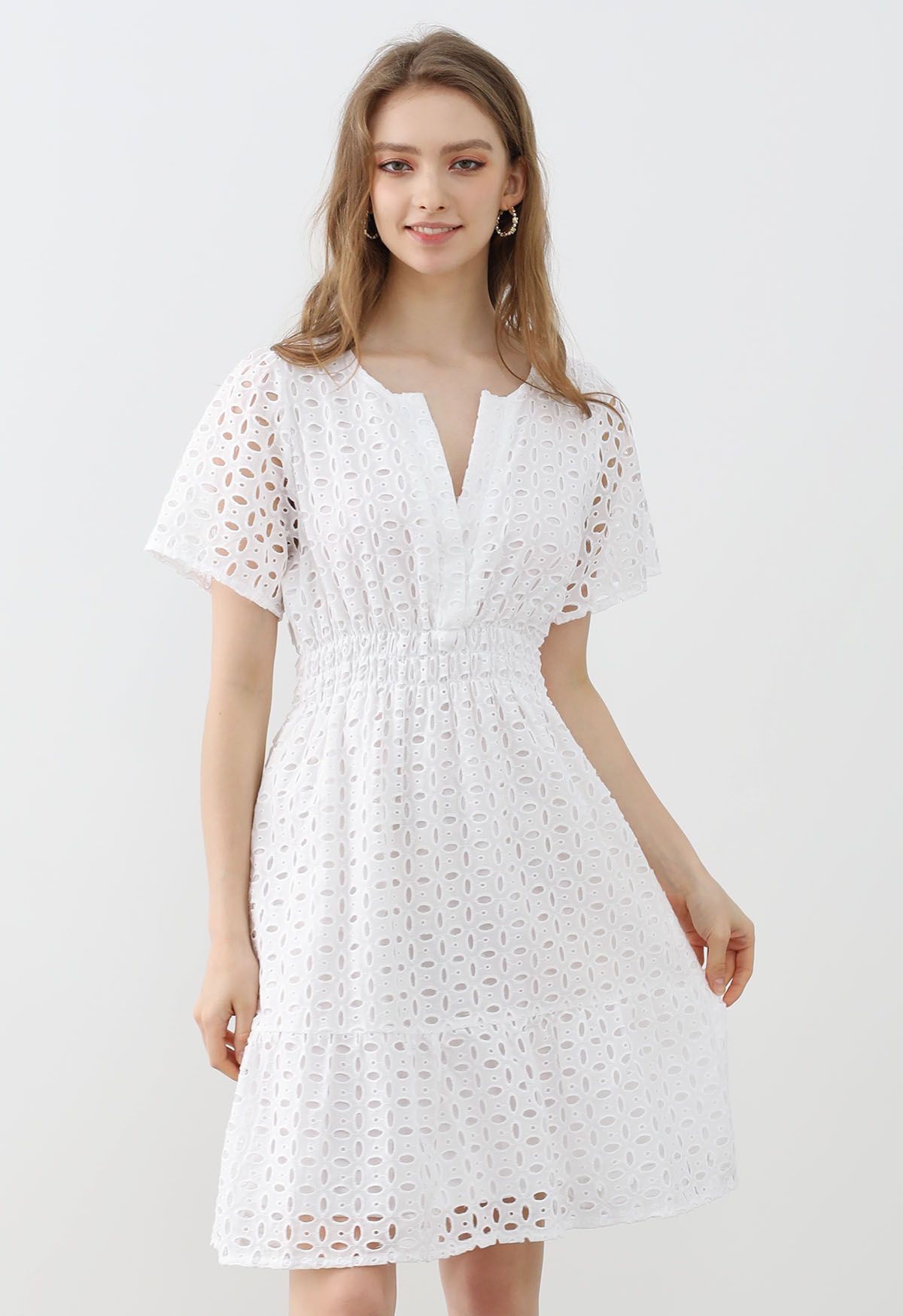 Robe en coton à col en V brodée d'œillets en blanc