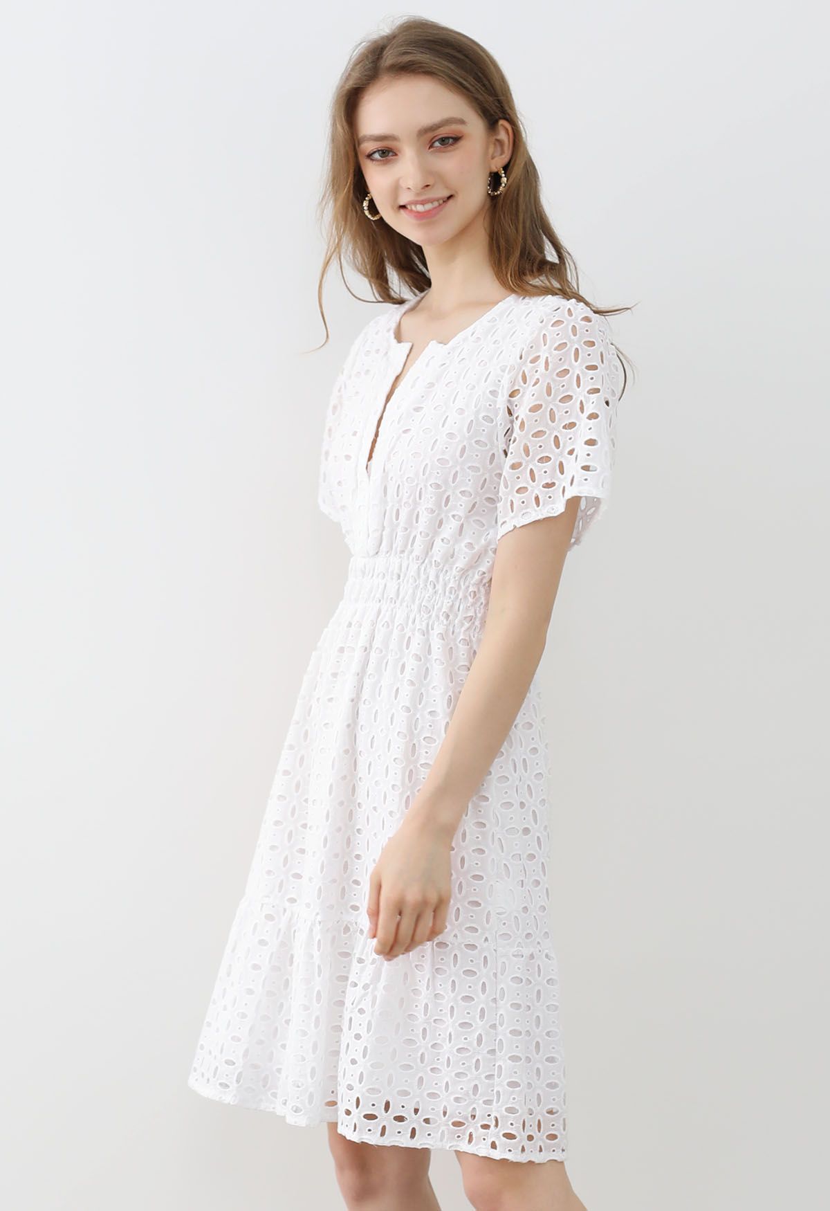 Robe en coton à col en V brodée d'œillets en blanc