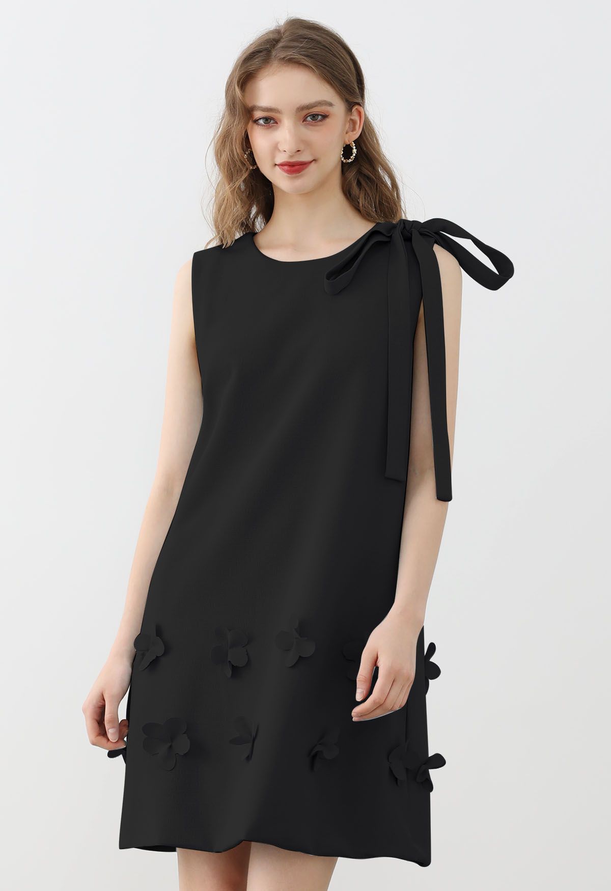 Robe sans manches avec nœud papillon et appliques de fleurs en noir