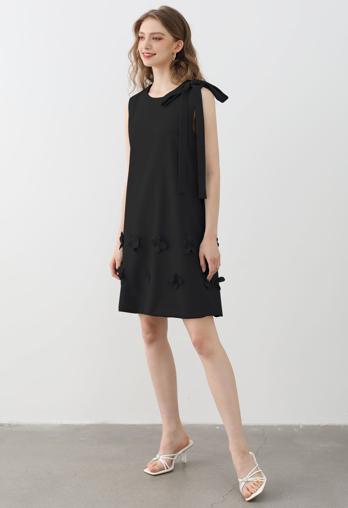 Robe sans manches avec nœud papillon et appliques de fleurs en noir