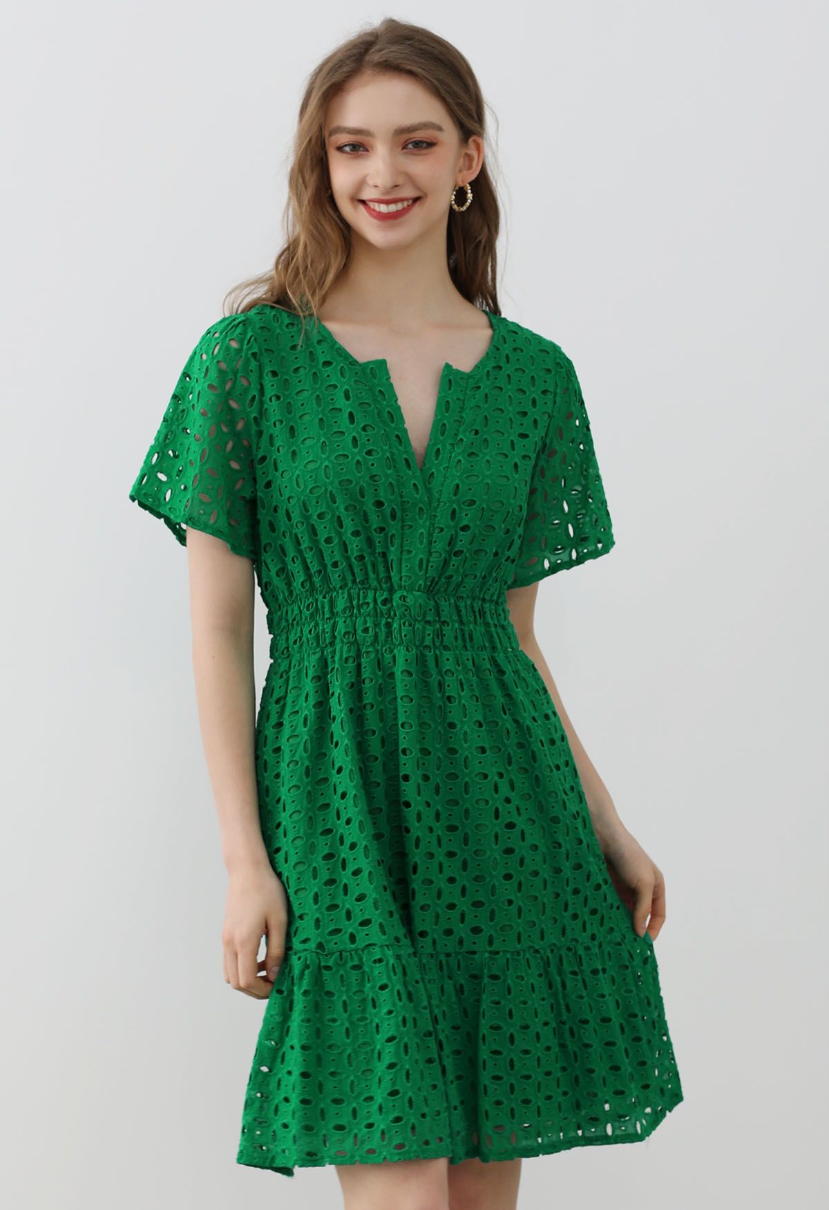 Robe en coton à col en V et broderies d'œillets en vert