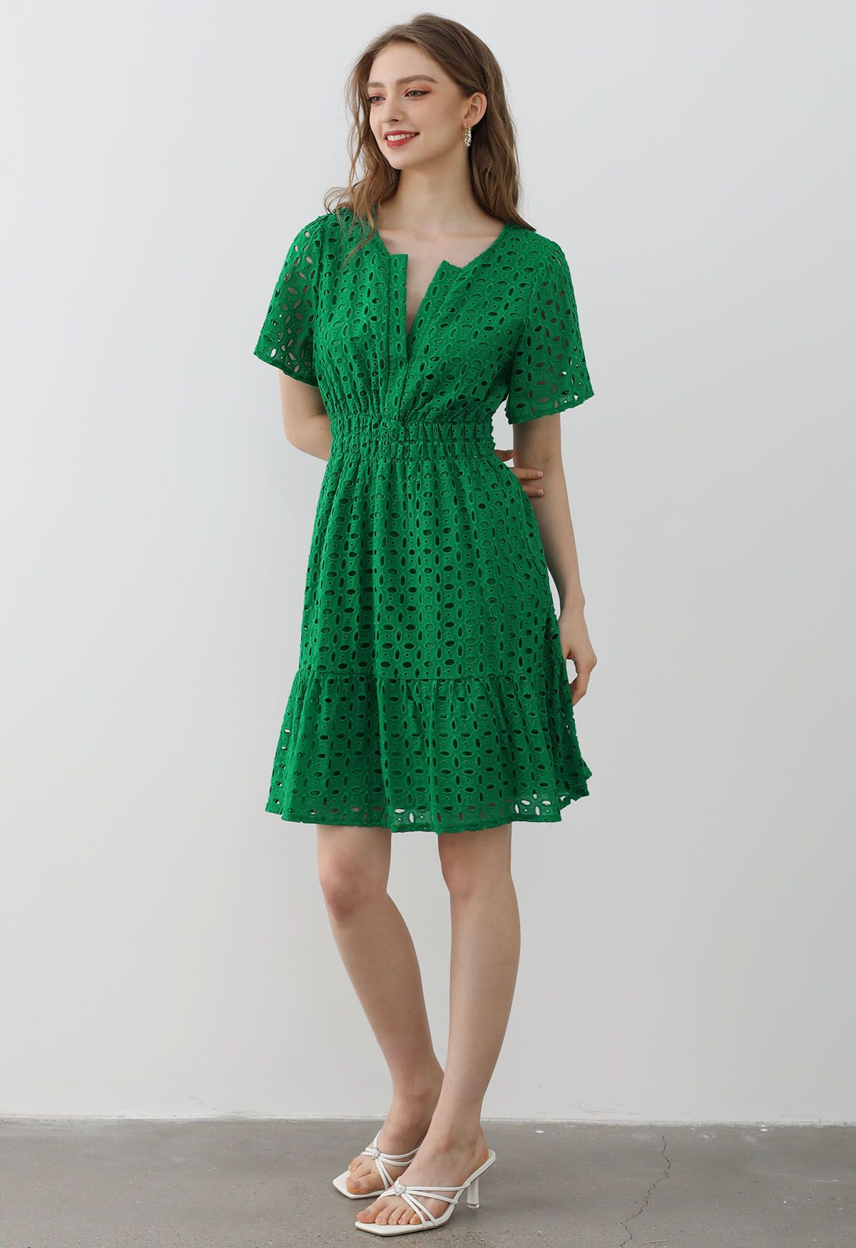 Robe en coton à col en V et broderies d'œillets en vert