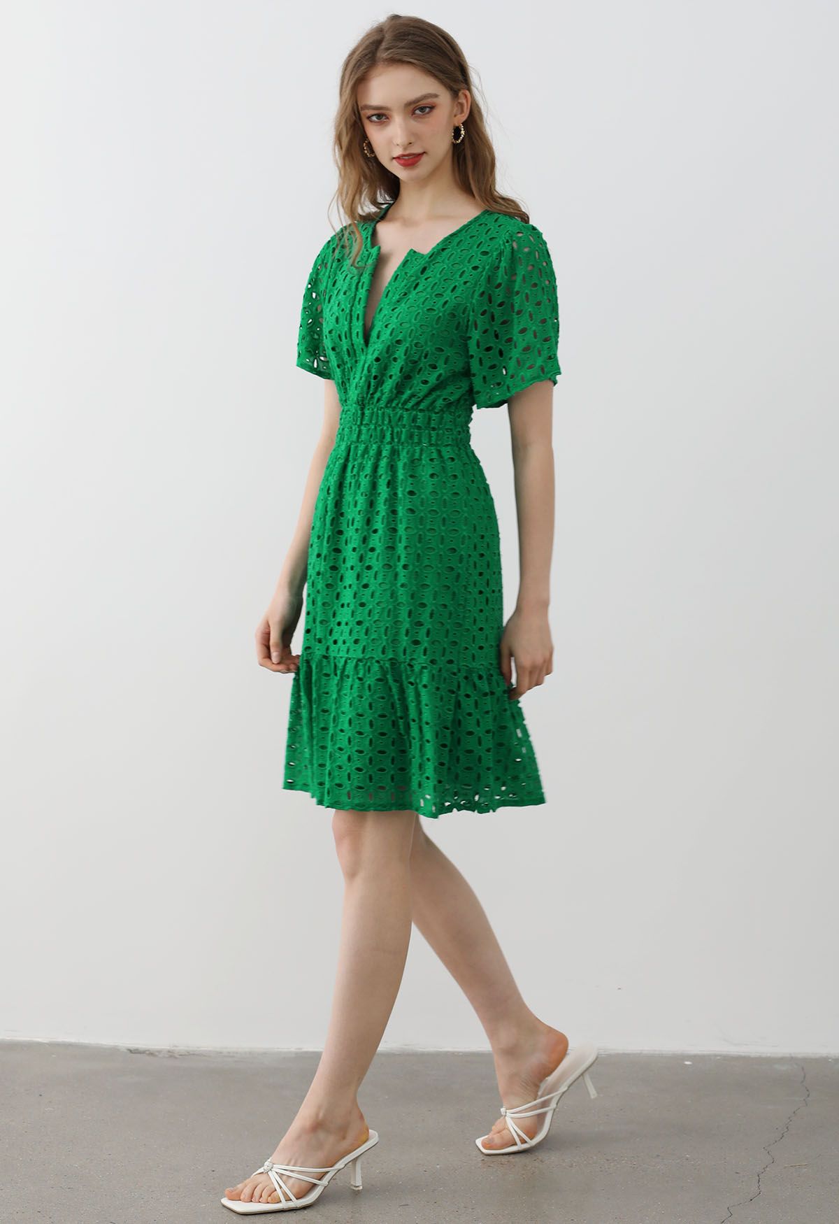 Robe en coton à col en V et broderies d'œillets en vert