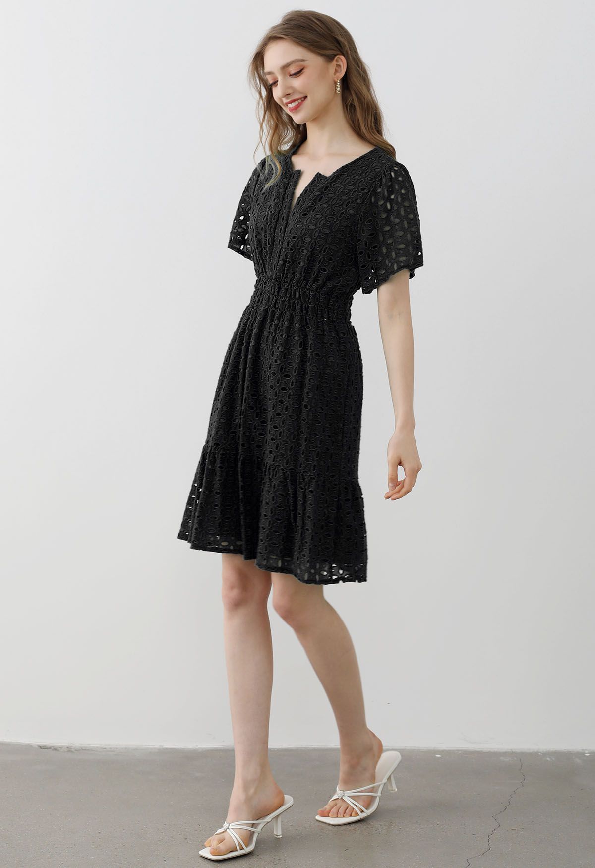 Robe en coton à col en V brodée d'œillets en noir