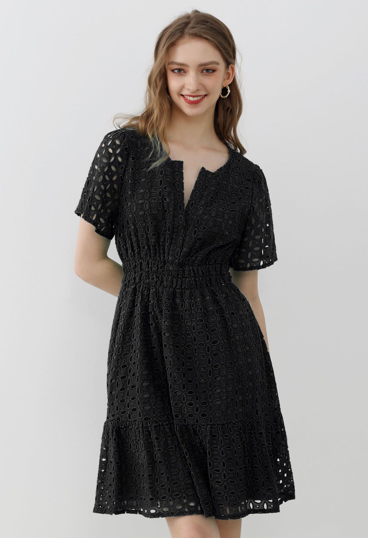 Robe en coton à col en V brodée d'œillets en noir