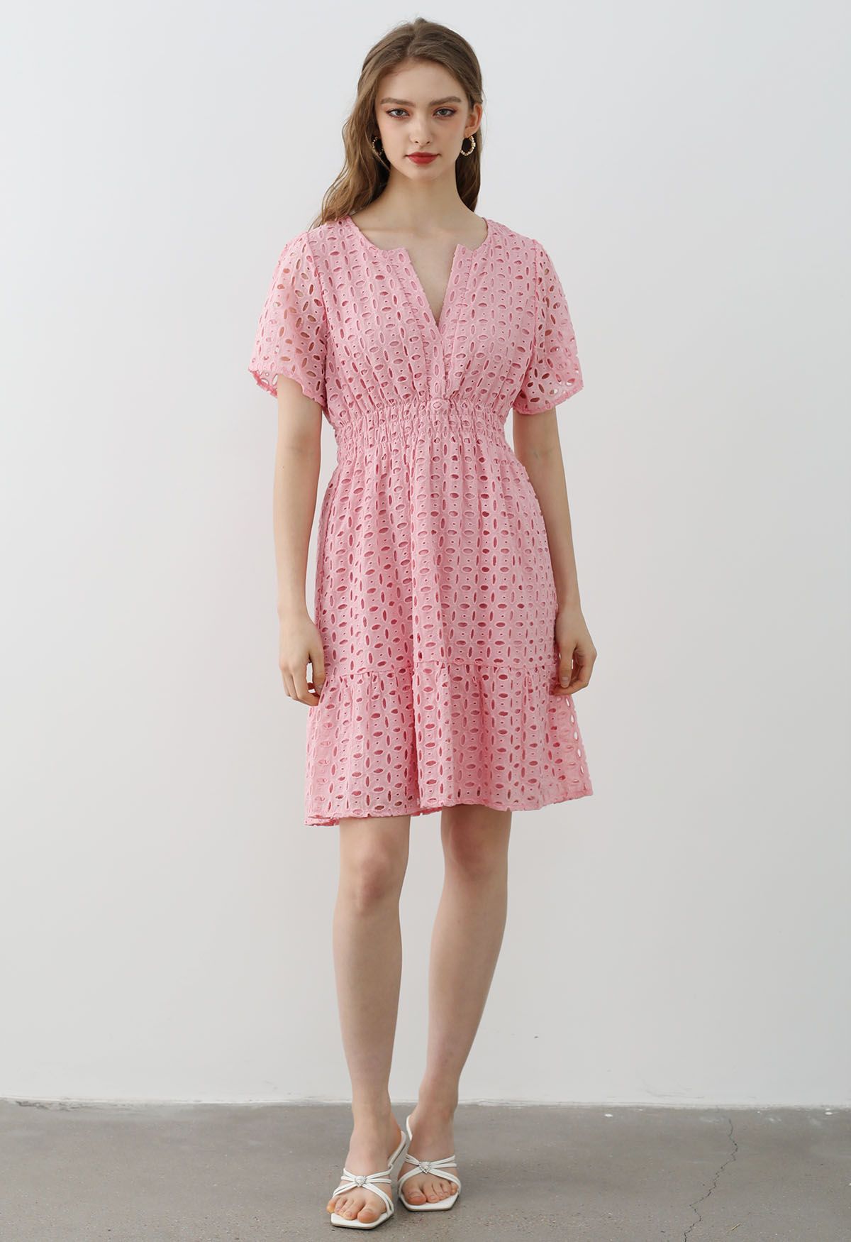 Robe en coton à col en V brodée d'œillets en rose