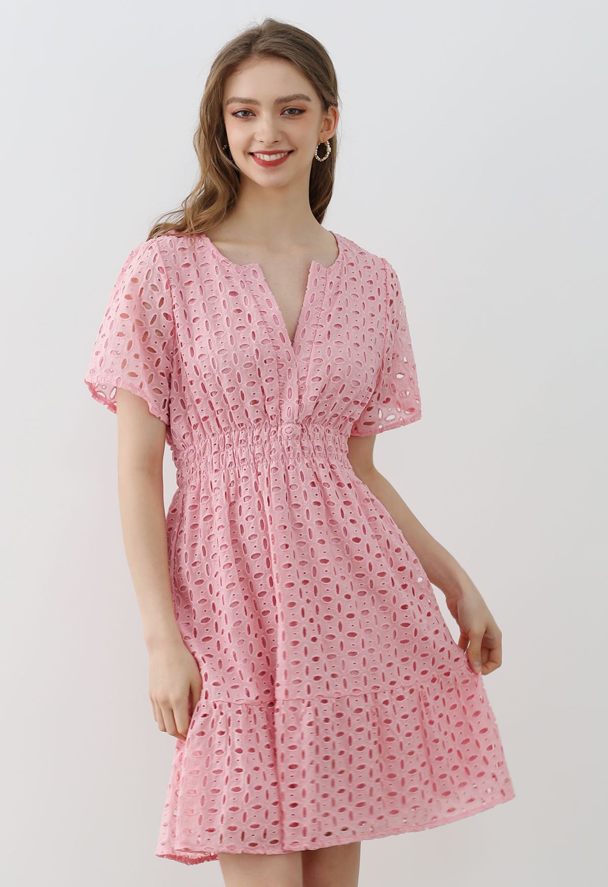 Robe en coton à col en V brodée d'œillets en rose