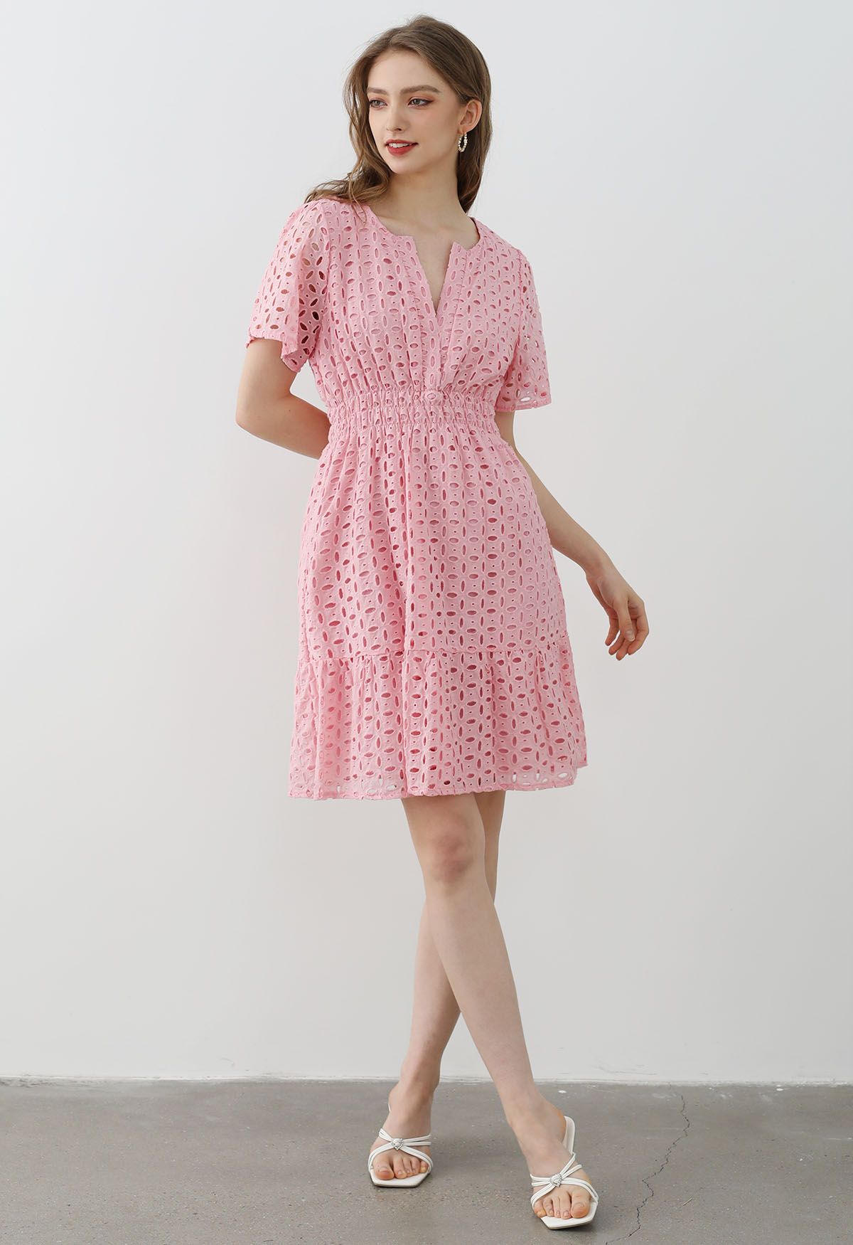 Robe en coton à col en V brodée d'œillets en rose