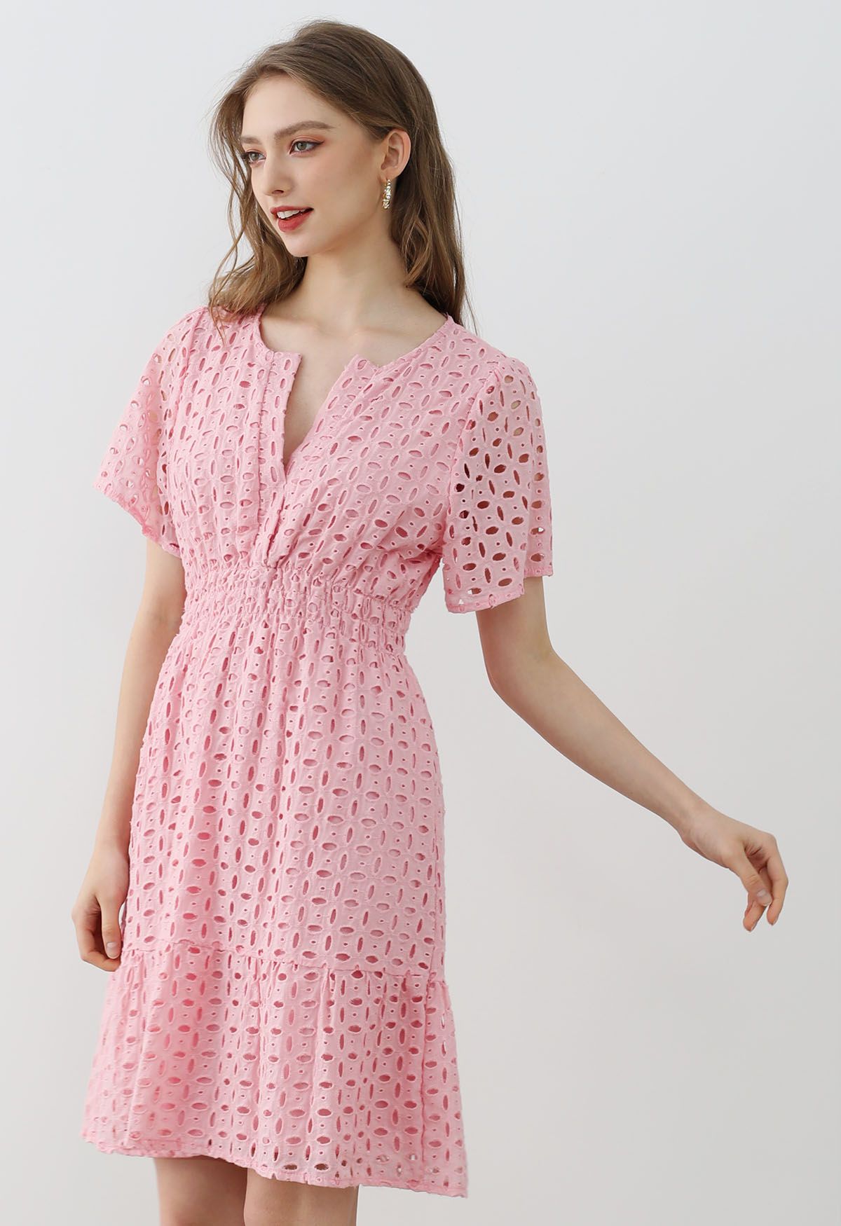 Robe en coton à col en V brodée d'œillets en rose