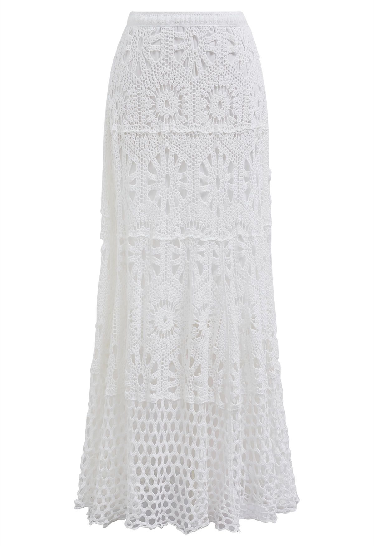 Jupe longue bohème au crochet découpée en blanc