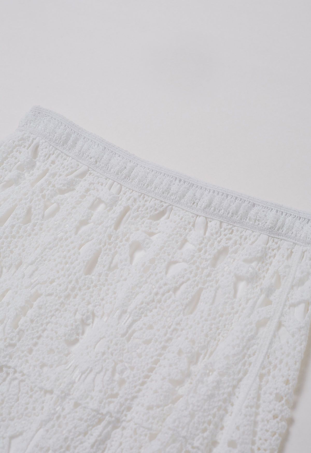 Jupe longue bohème au crochet découpée en blanc