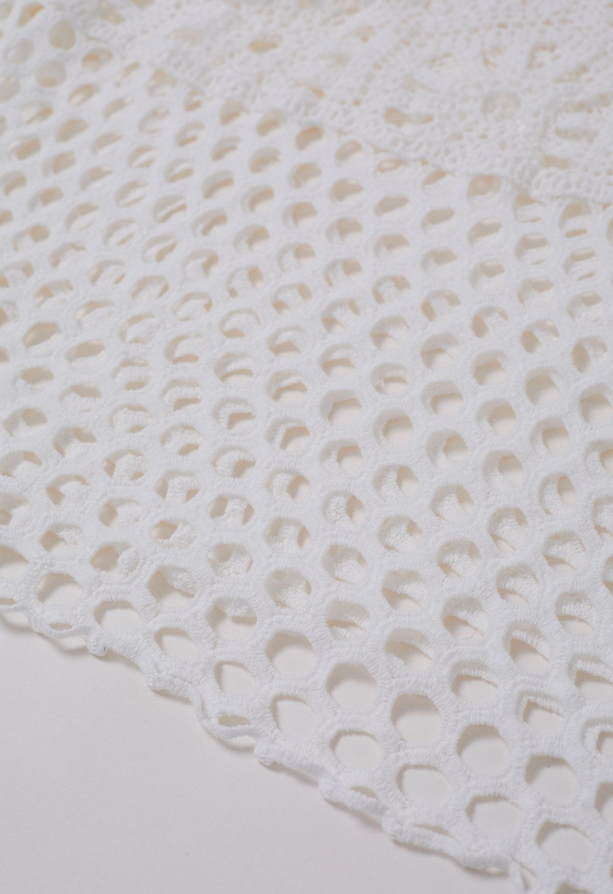 Jupe longue bohème au crochet découpée en blanc