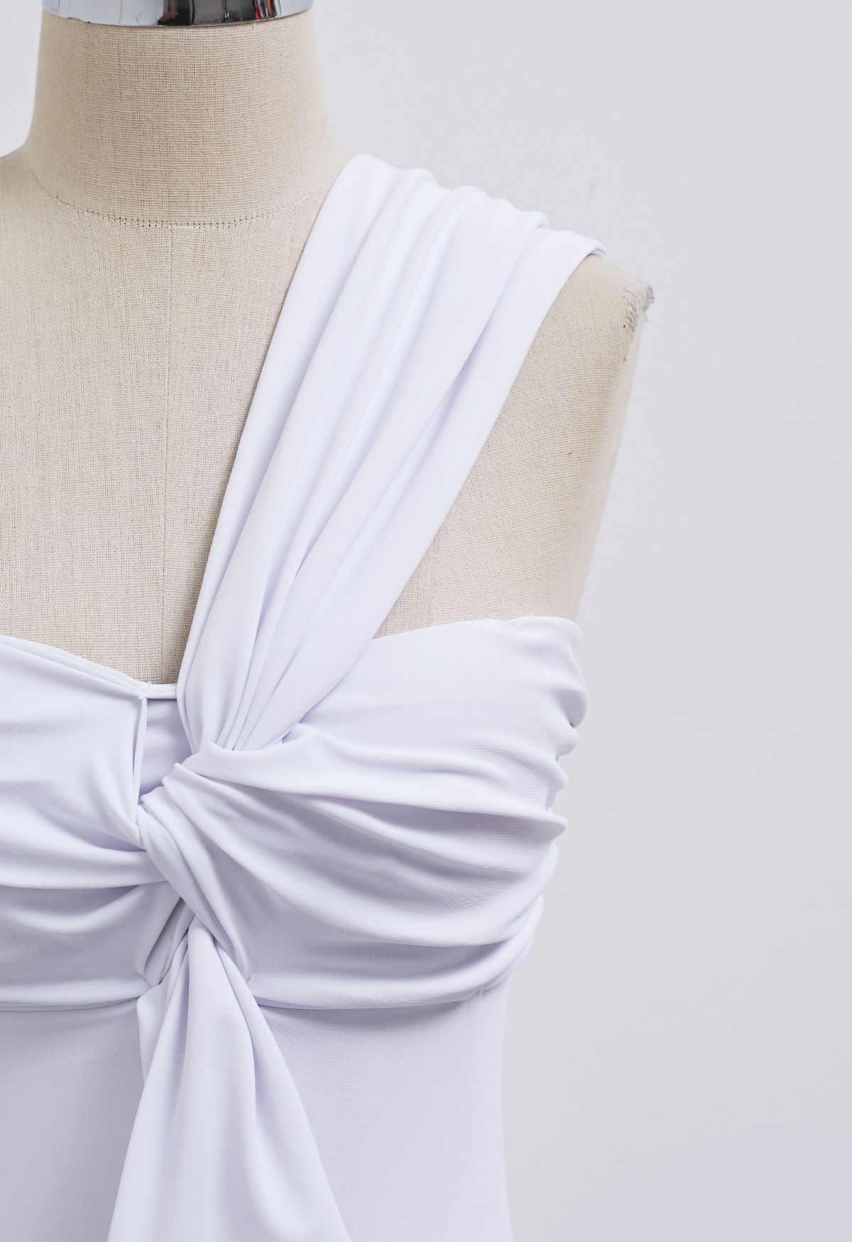 Maillot de bain une pièce asymétrique à une épaule Sweet Knot en blanc