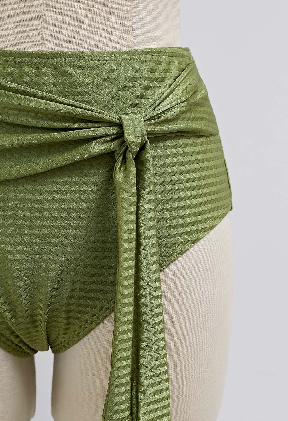 Ensemble de bikini avec nœud papillon et bretelles asymétriques en perles de résine en vert armée