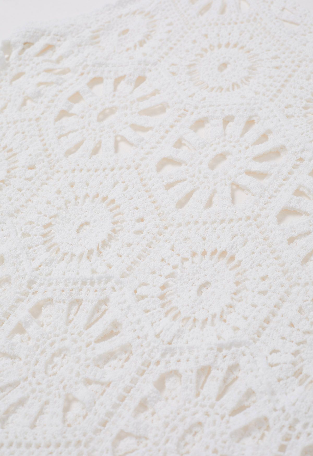 Robe cache-maillot bohème découpée au crochet en blanc