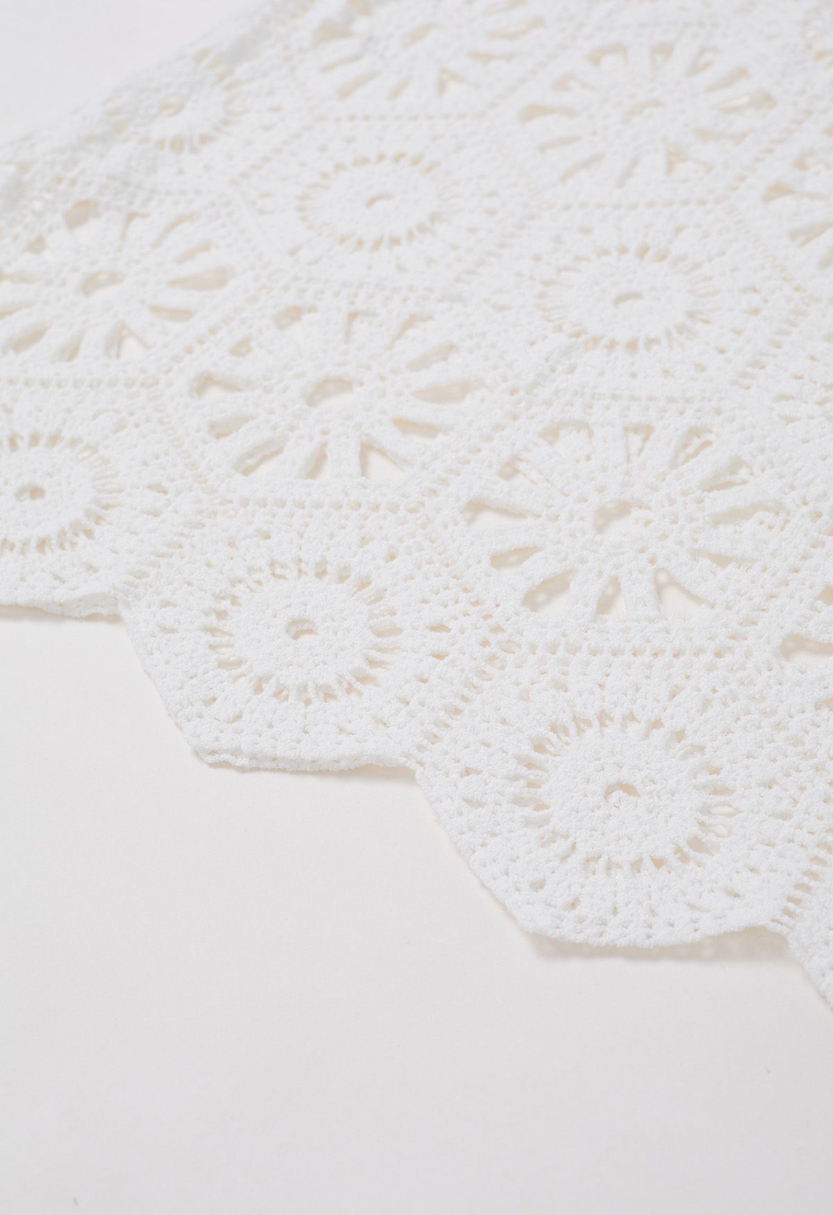 Robe cache-maillot bohème découpée au crochet en blanc