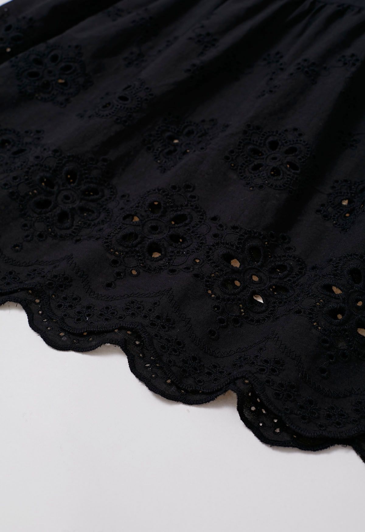 Robe Dolly à œillets et broderie florale à col en V en noir