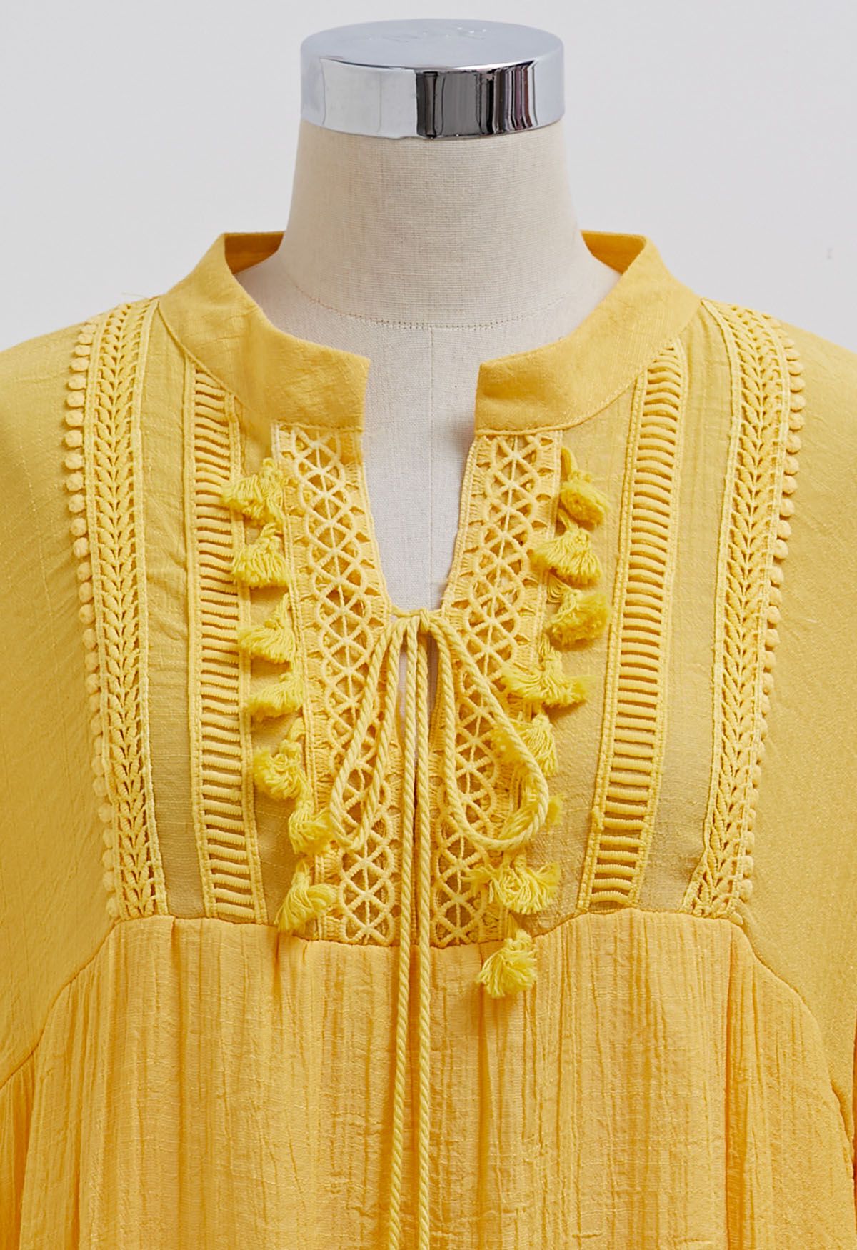 Robe Dolly à bordures en dentelle découpée et pompon en jaune