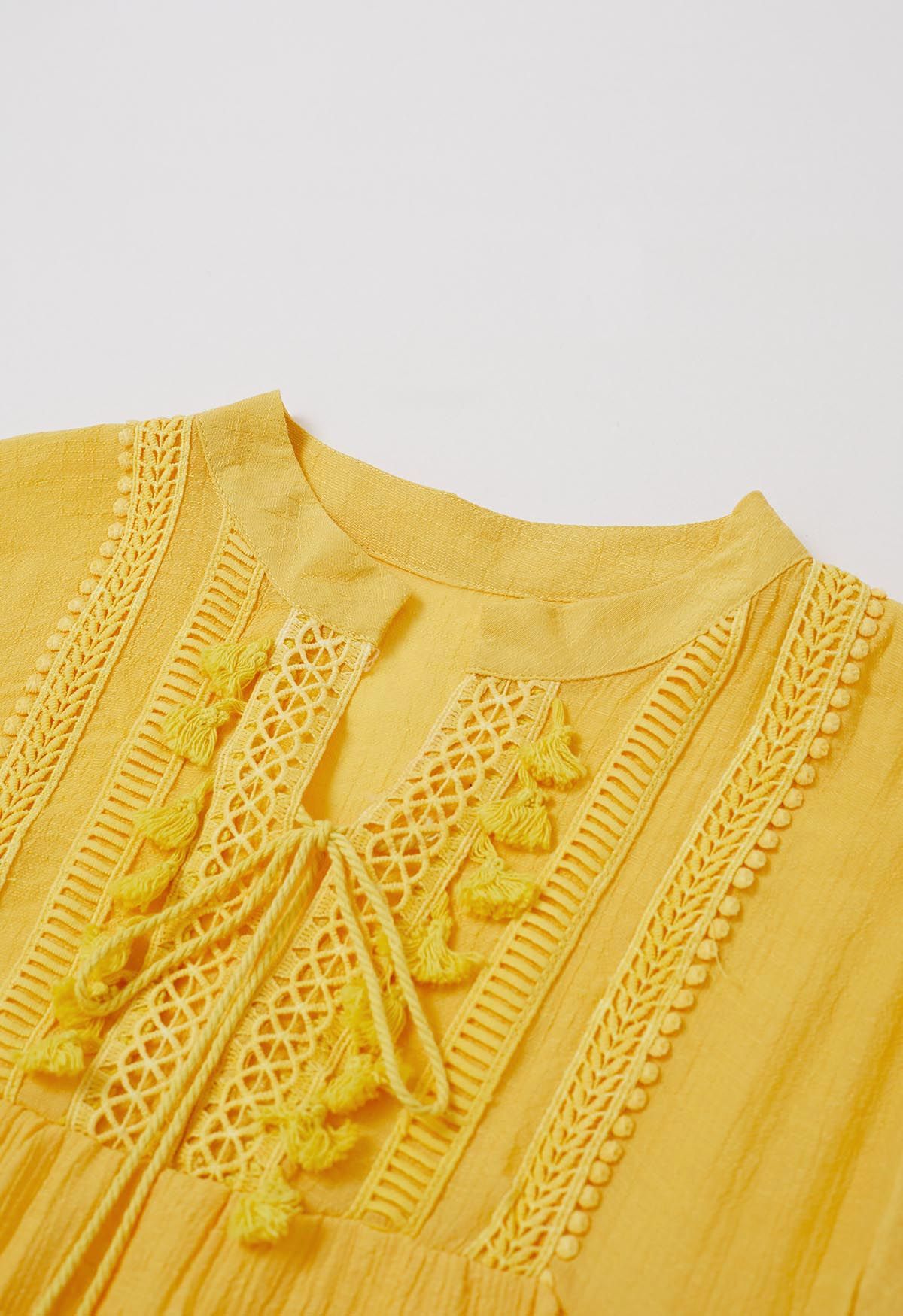 Robe Dolly à bordures en dentelle découpée et pompon en jaune