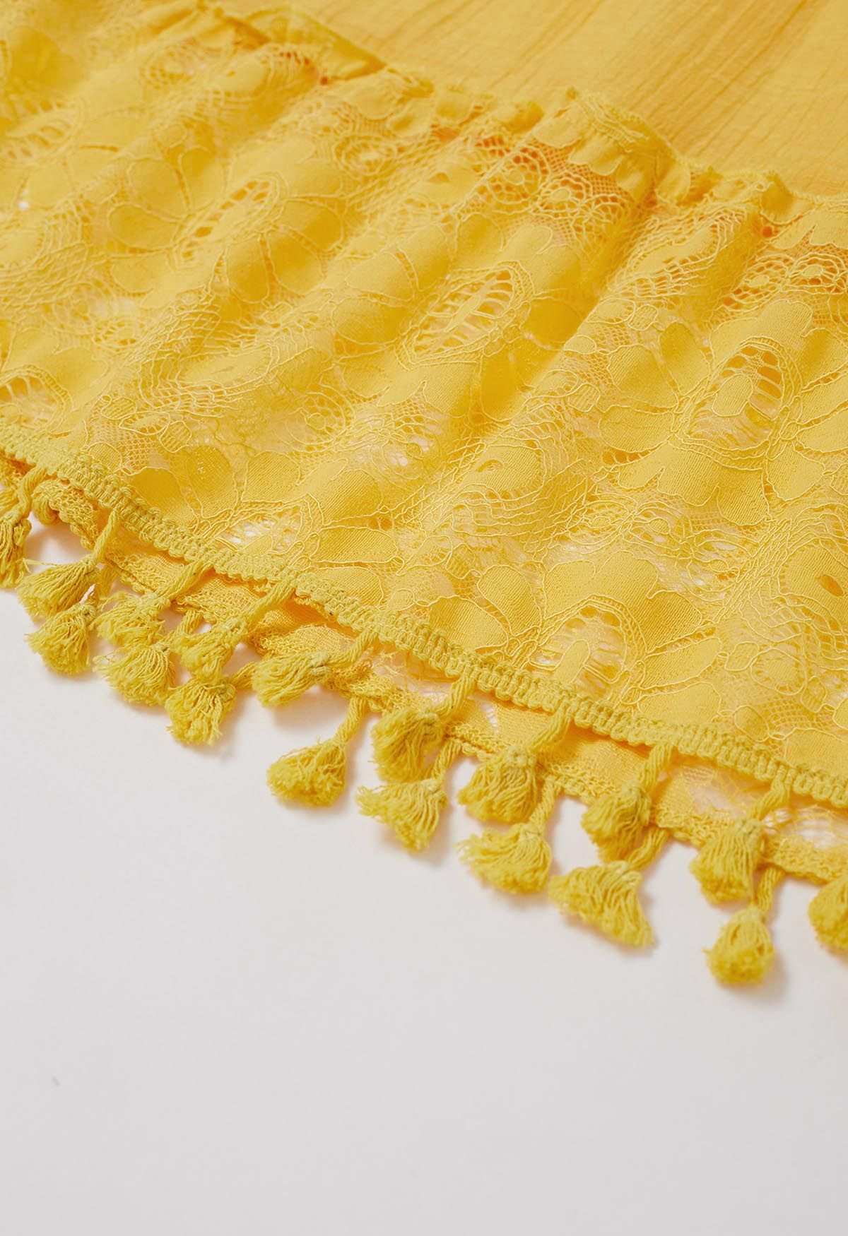 Robe Dolly à bordures en dentelle découpée et pompon en jaune