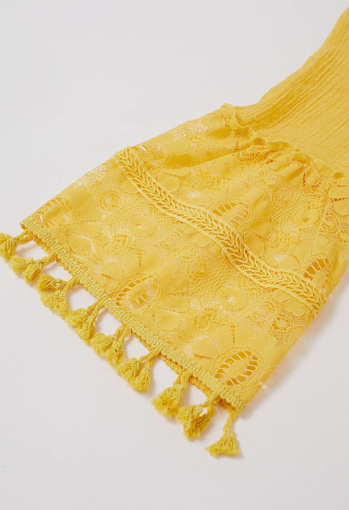 Robe Dolly à bordures en dentelle découpée et pompon en jaune