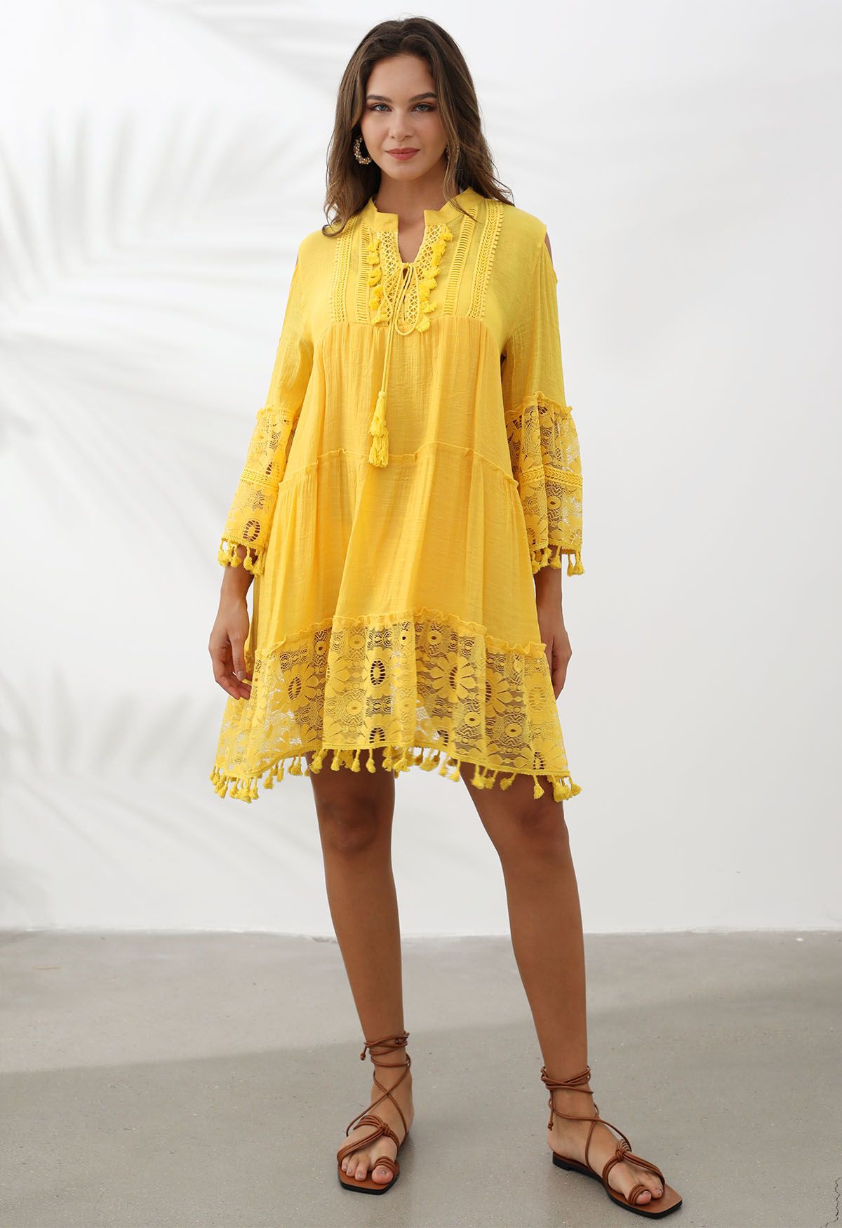 Robe Dolly à bordures en dentelle découpée et pompon en jaune