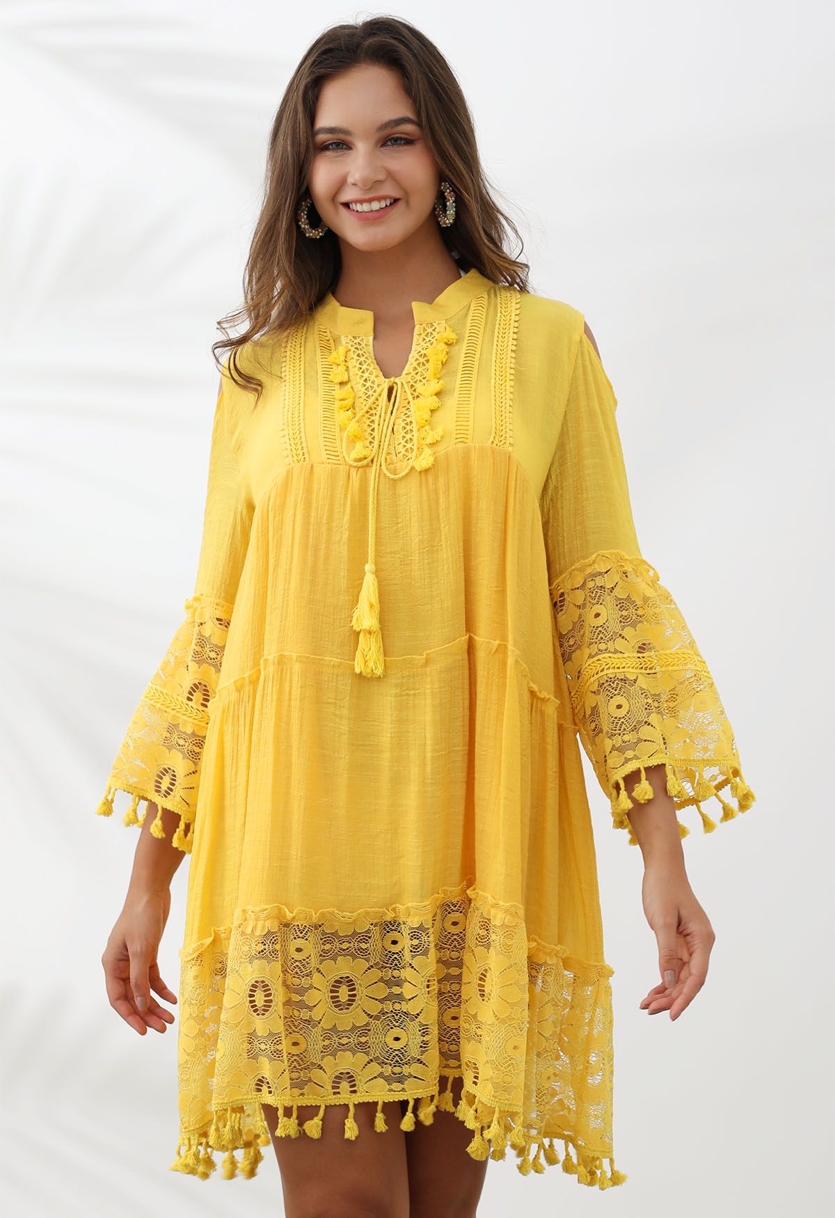 Robe Dolly à bordures en dentelle découpée et pompon en jaune