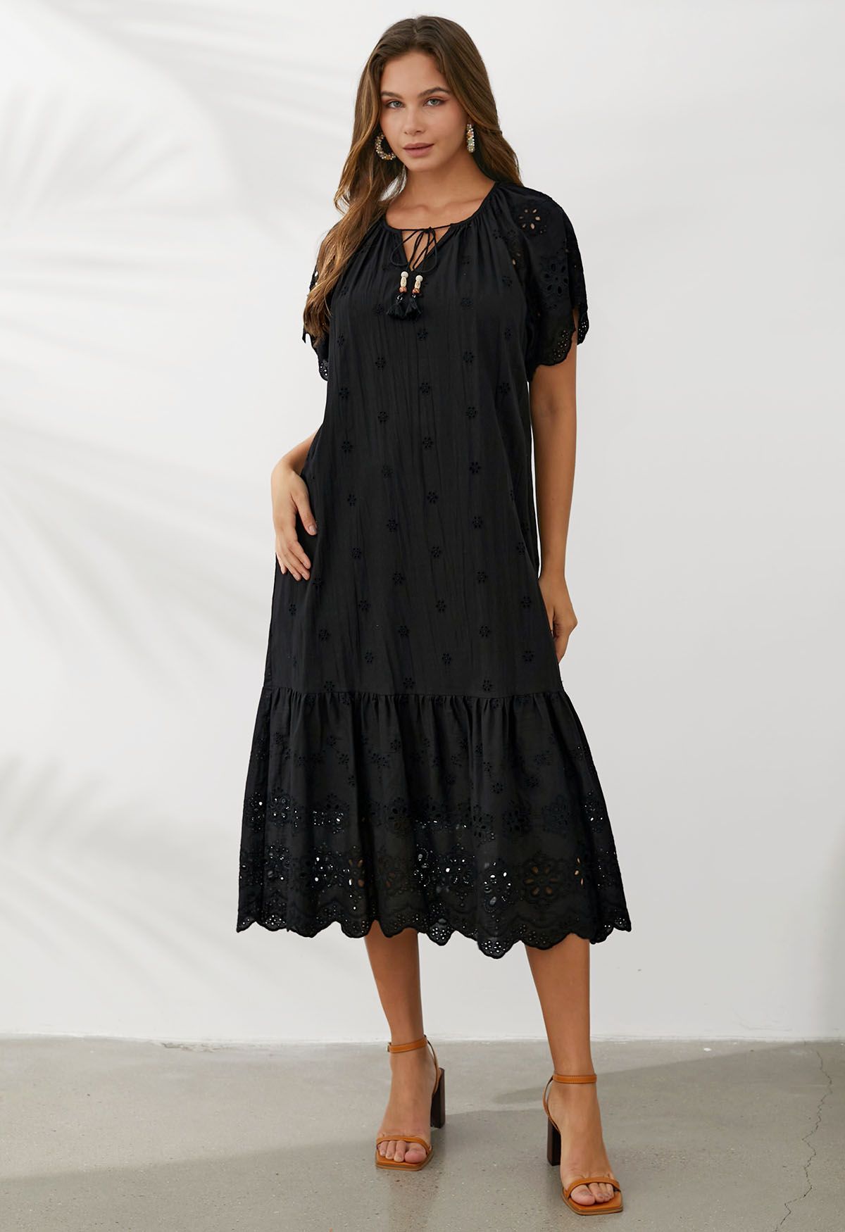 Robe Dolly à œillets et broderie florale à col en V en noir