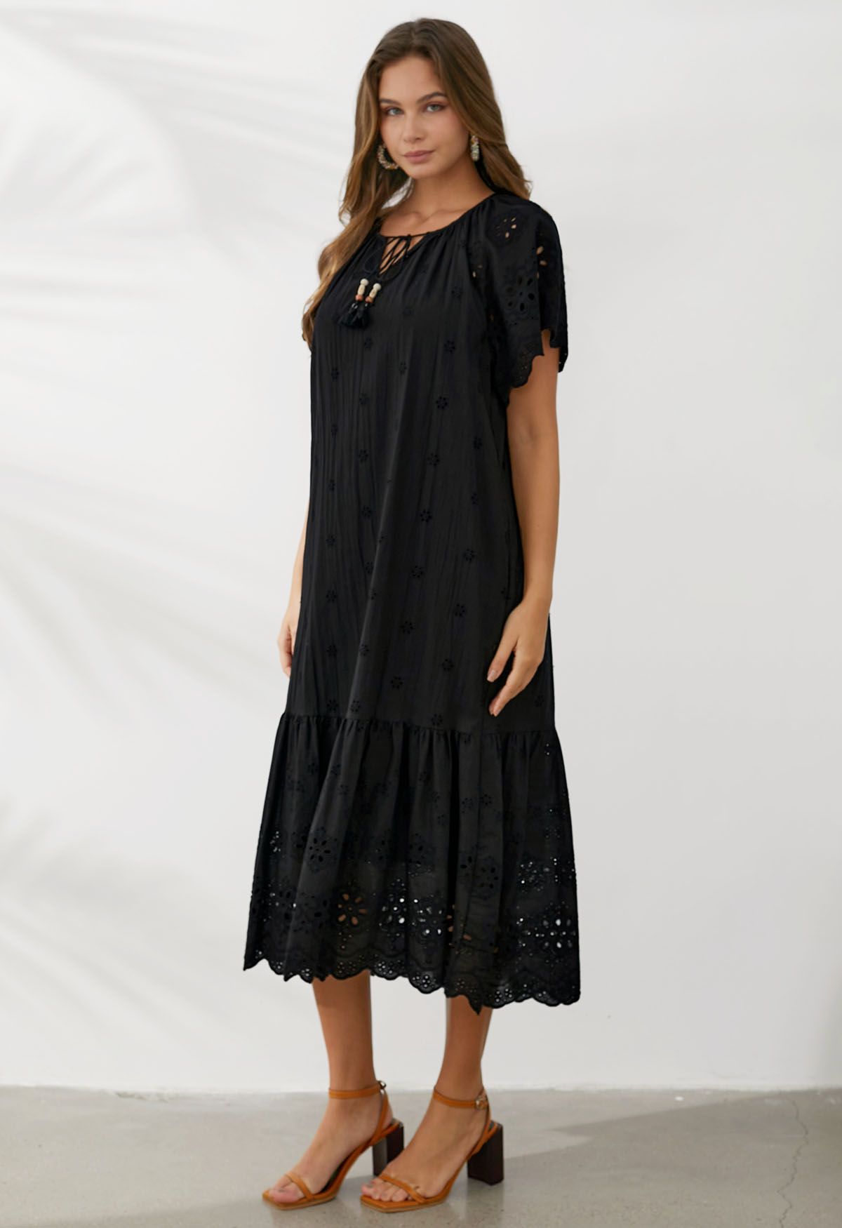 Robe Dolly à œillets et broderie florale à col en V en noir