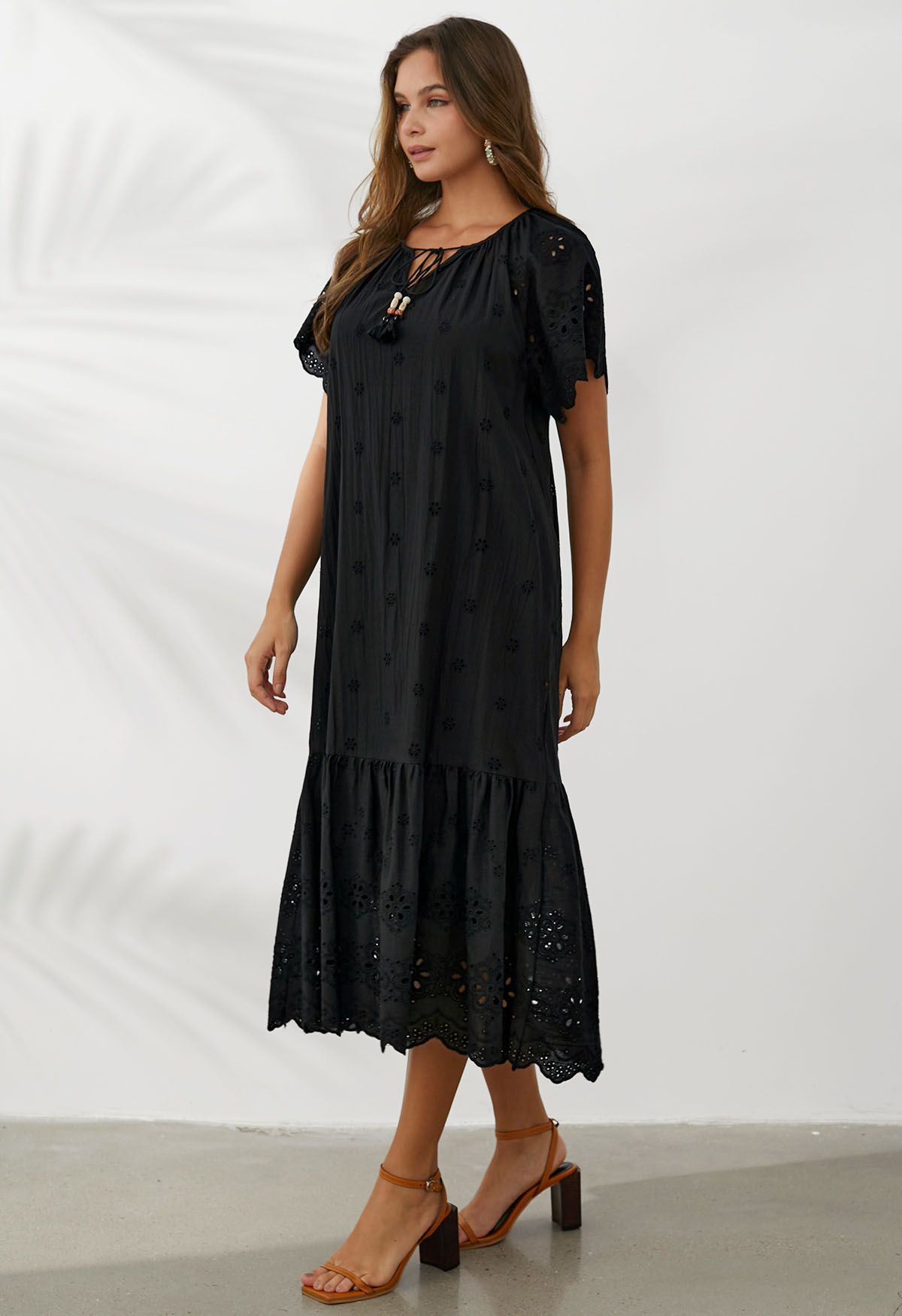 Robe Dolly à œillets et broderie florale à col en V en noir