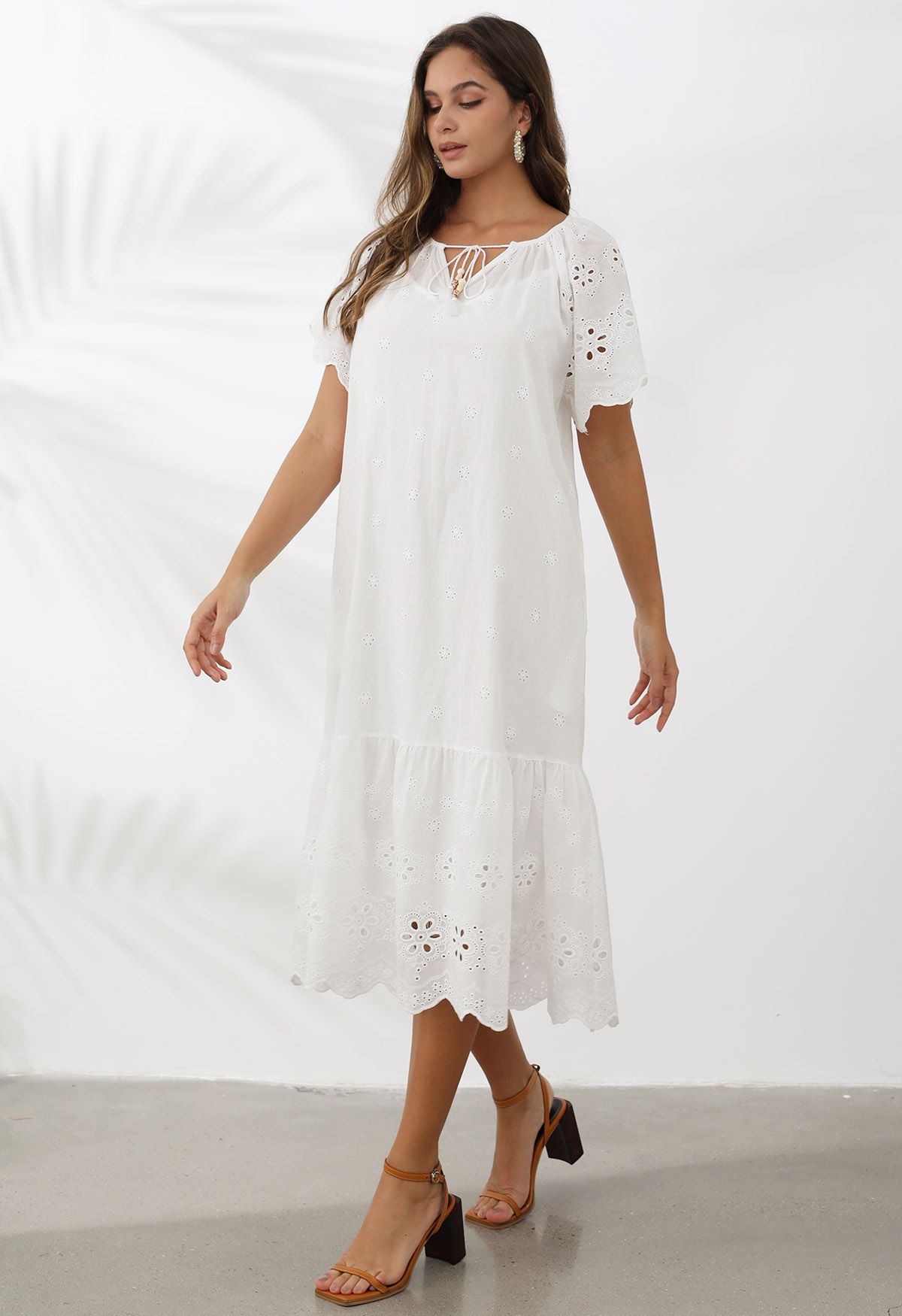 Robe Dolly à œillets et broderie florale à col en V en blanc