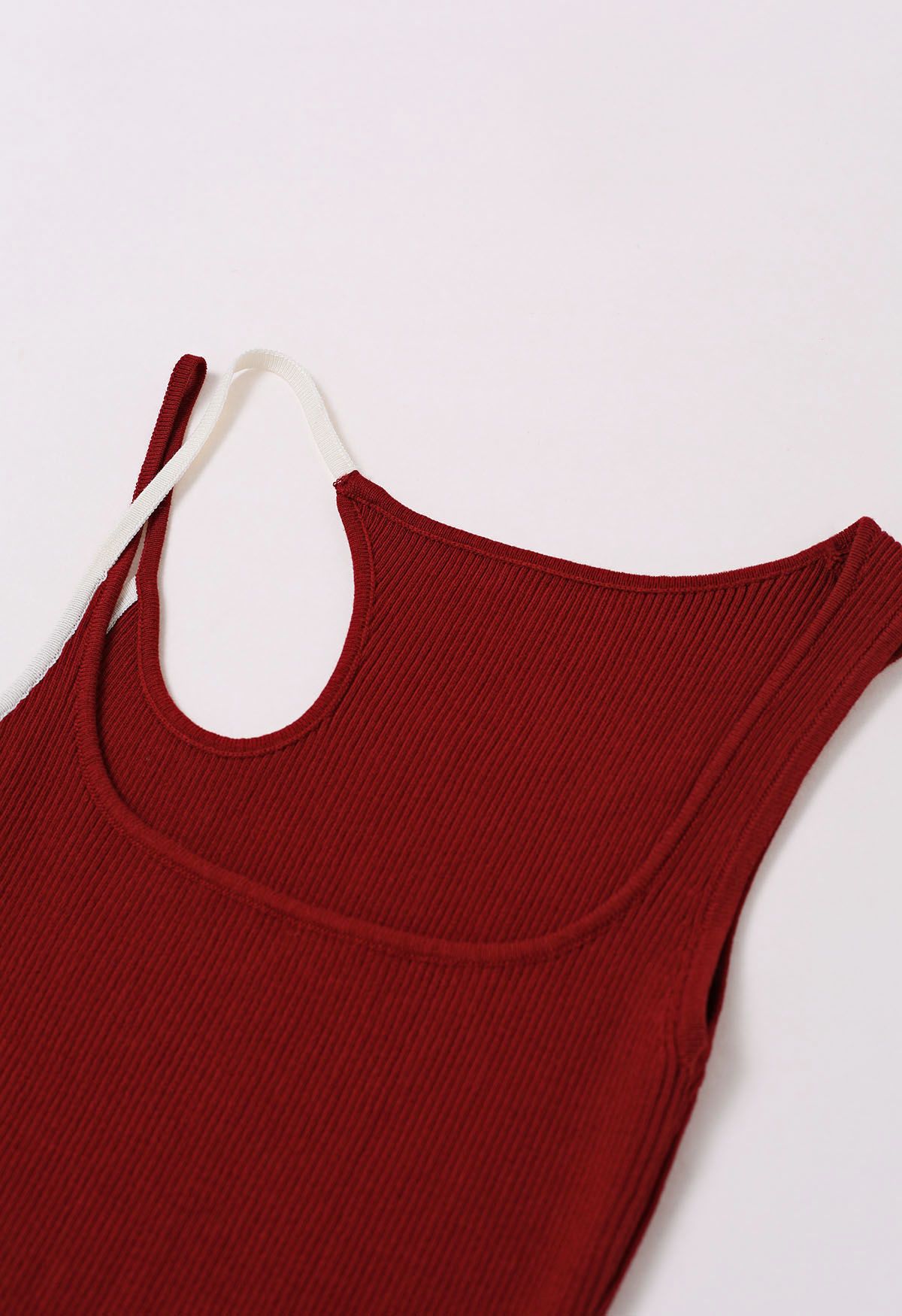 Débardeur en tricot côtelé à bretelles asymétriques contrastées en rouge