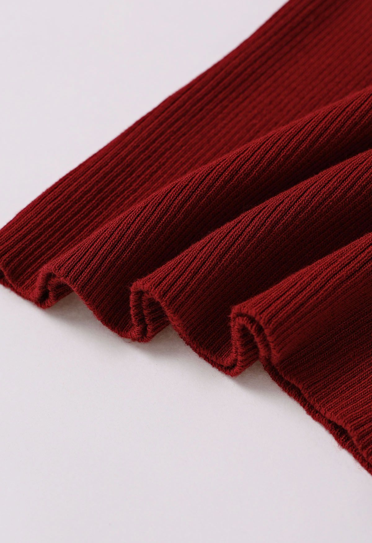 Débardeur en tricot côtelé à bretelles asymétriques contrastées en rouge