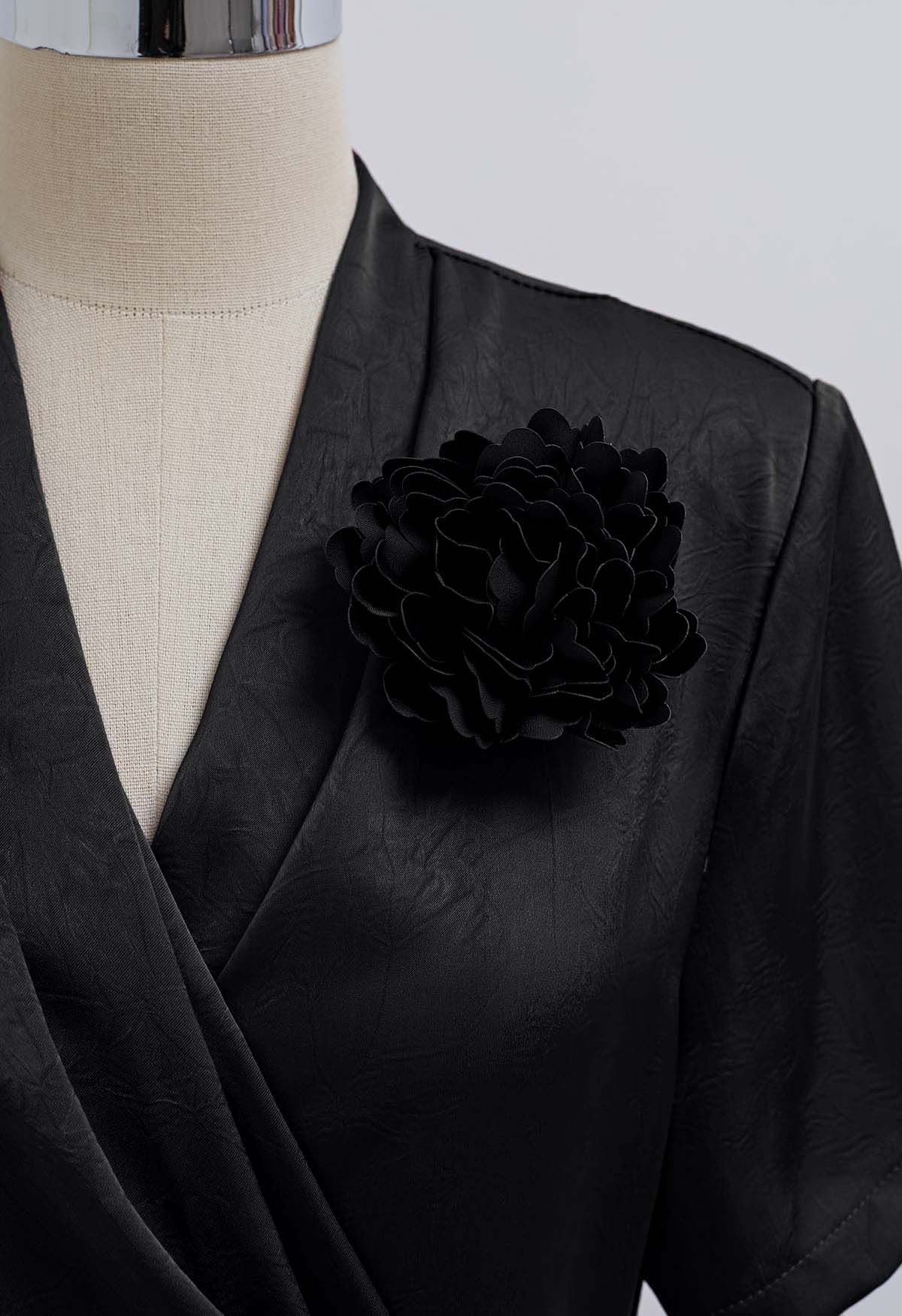 Robe en satin texturé à broche florale en noir