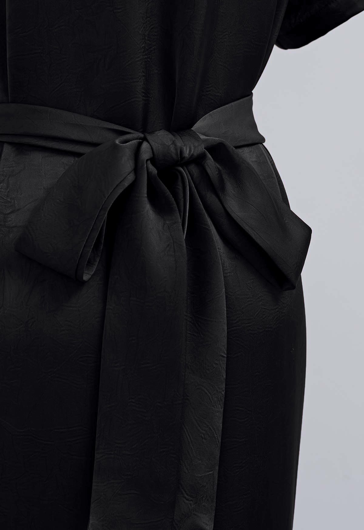 Robe en satin texturé à broche florale en noir