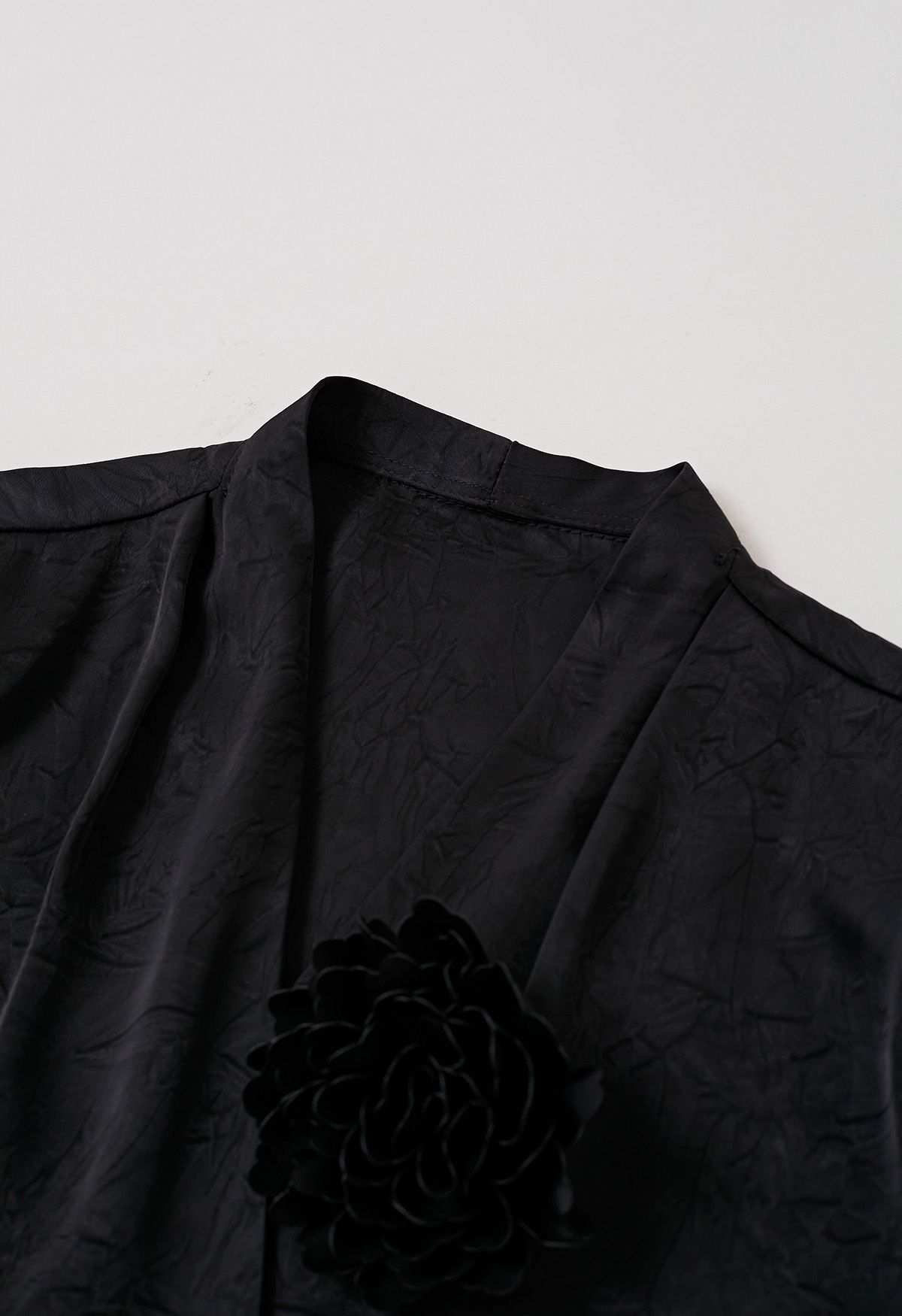 Robe en satin texturé à broche florale en noir