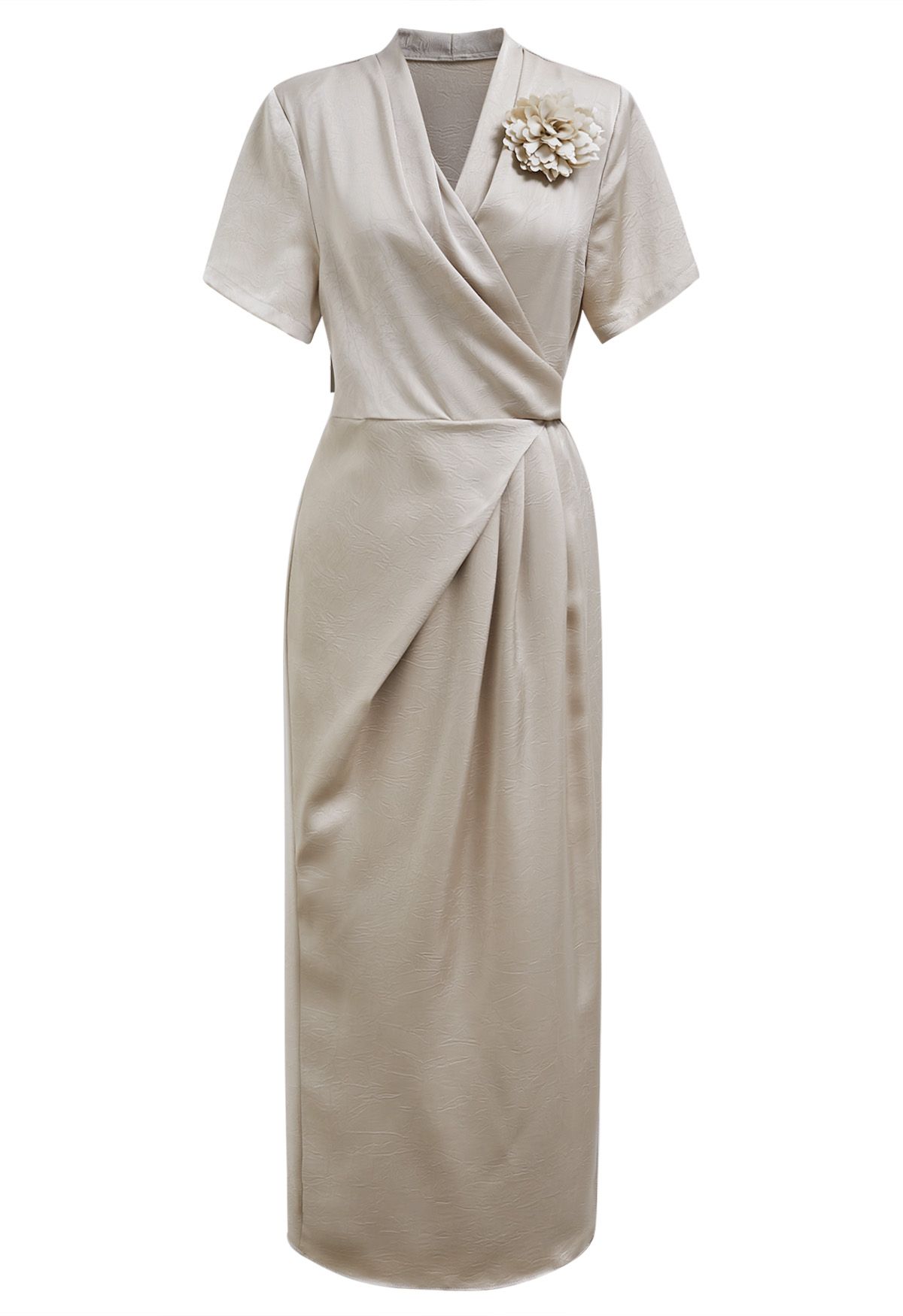 Robe en satin texturé à broche florale en Champagne