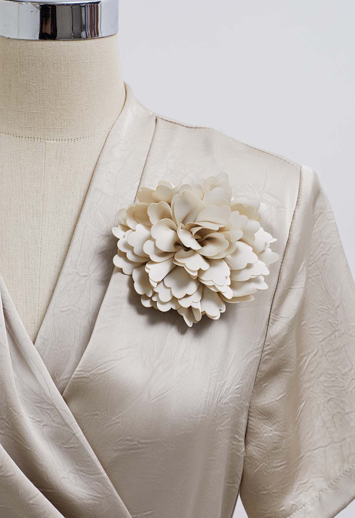 Robe en satin texturé à broche florale en Champagne