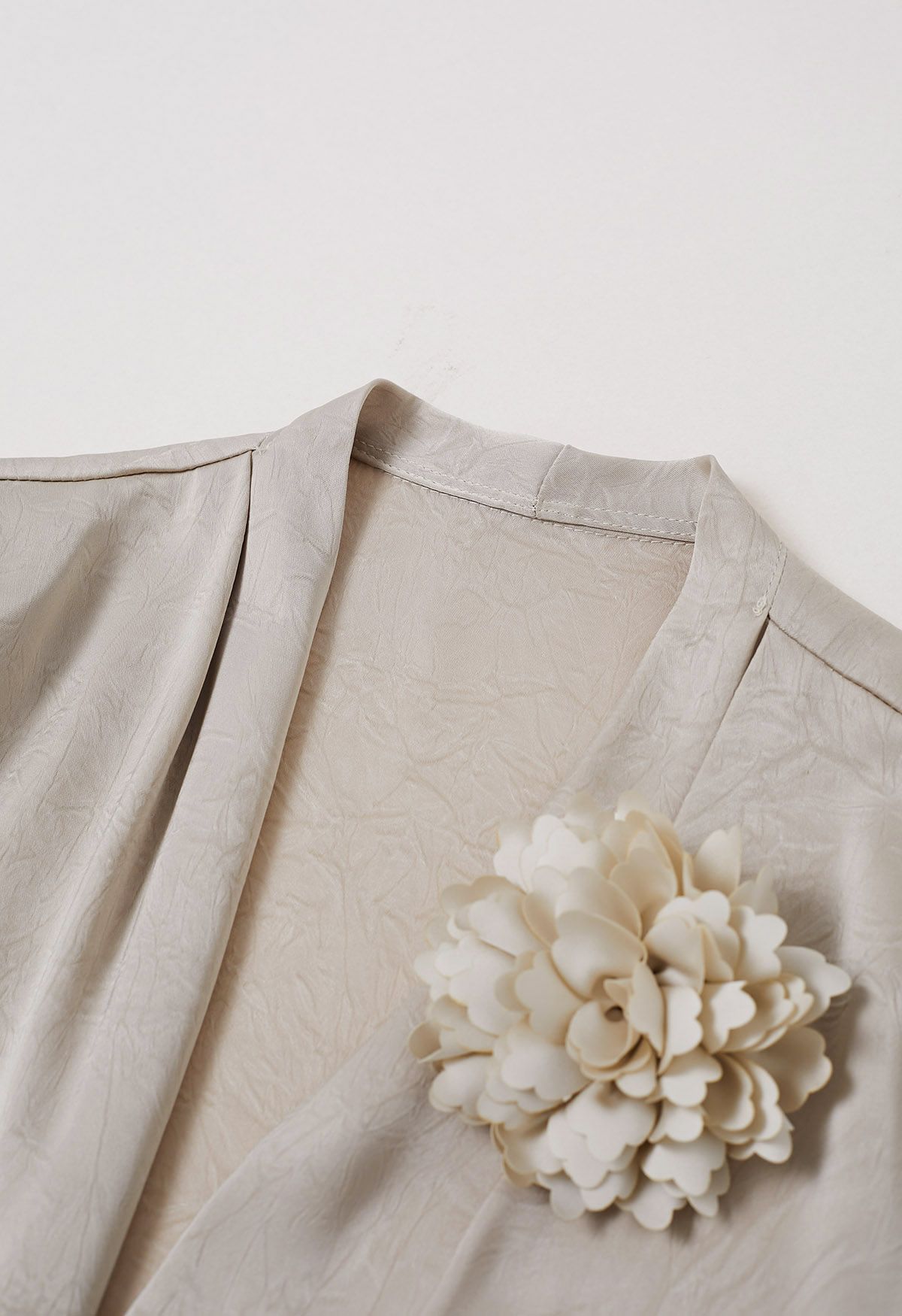 Robe en satin texturé à broche florale en Champagne