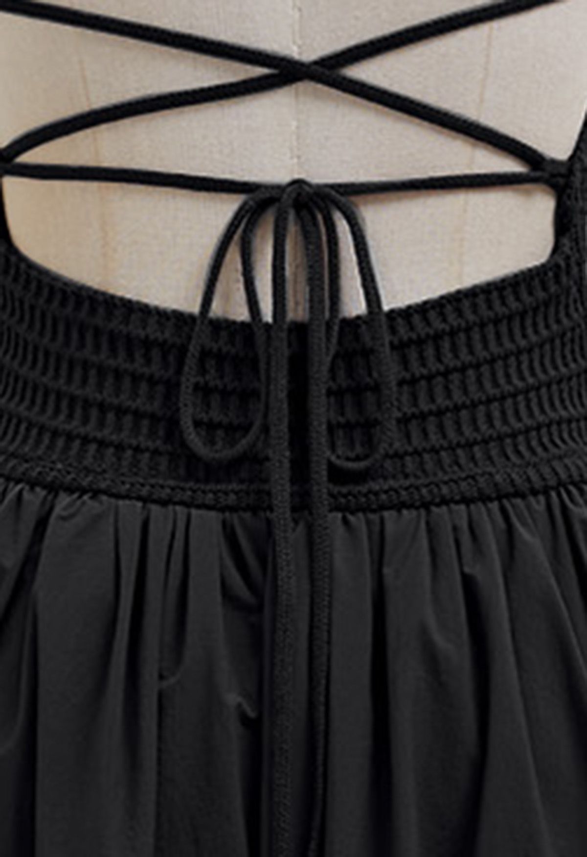 Robe épissée en tricot à lacets dans le dos en noir