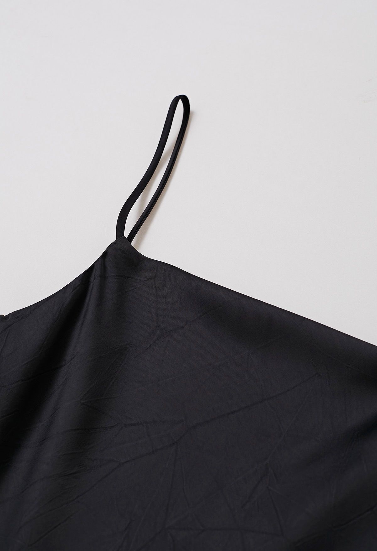 Robe caraco en satin à dos nu et lien à cordon de serrage, noire