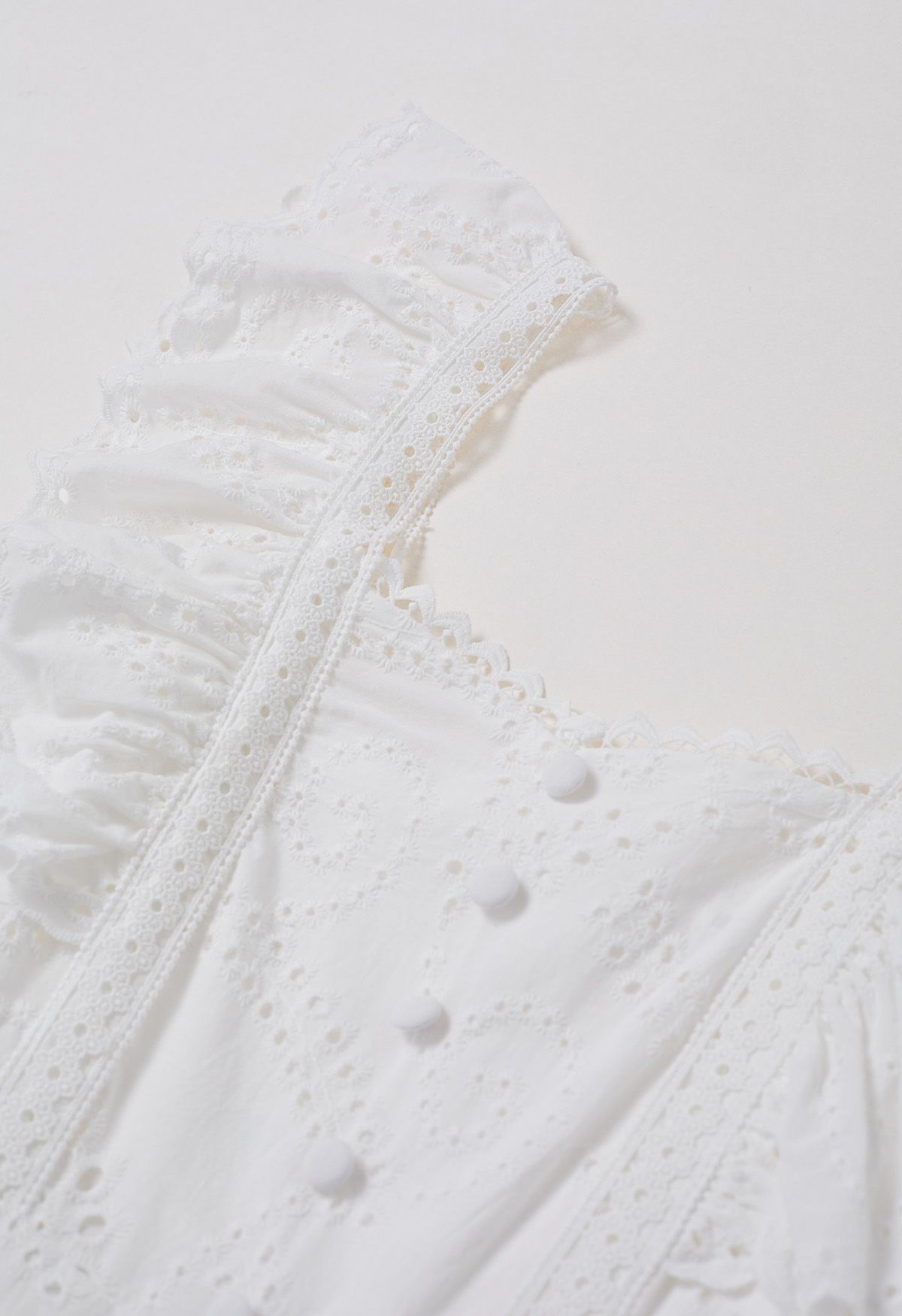 Robe longue brodée d'œillets à encolure en cœur en blanc