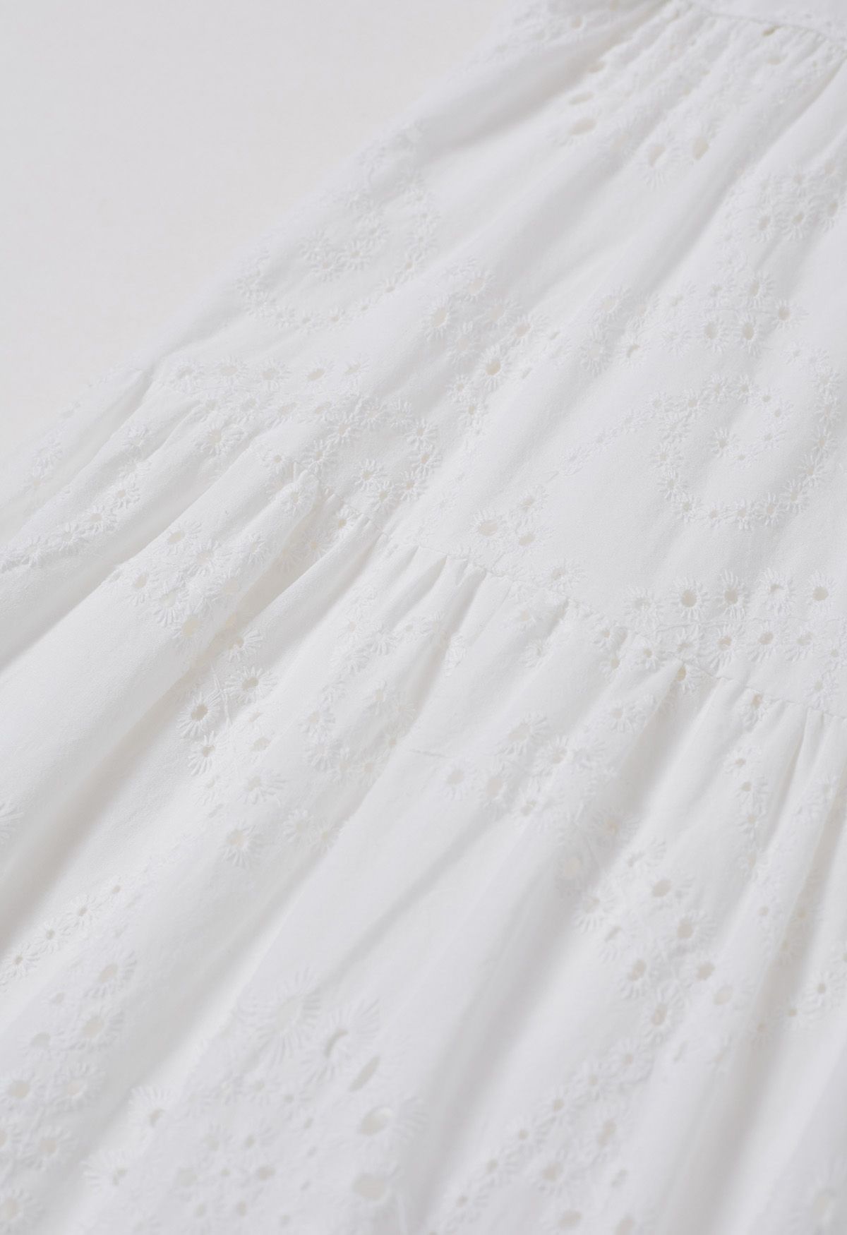 Robe longue brodée d'œillets à encolure en cœur en blanc