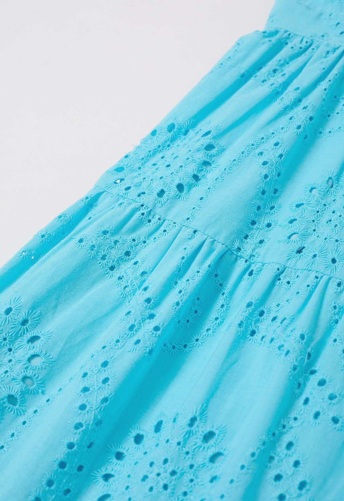 Robe longue brodée d'œillets à encolure en cœur en turquoise