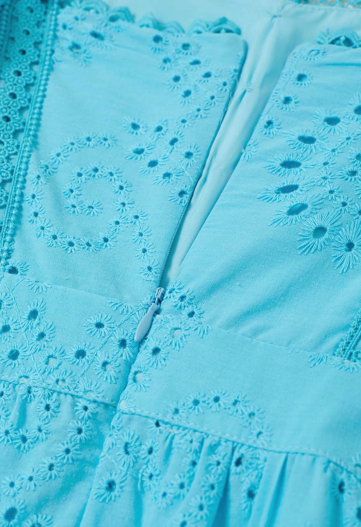 Robe longue brodée d'œillets à encolure en cœur en turquoise