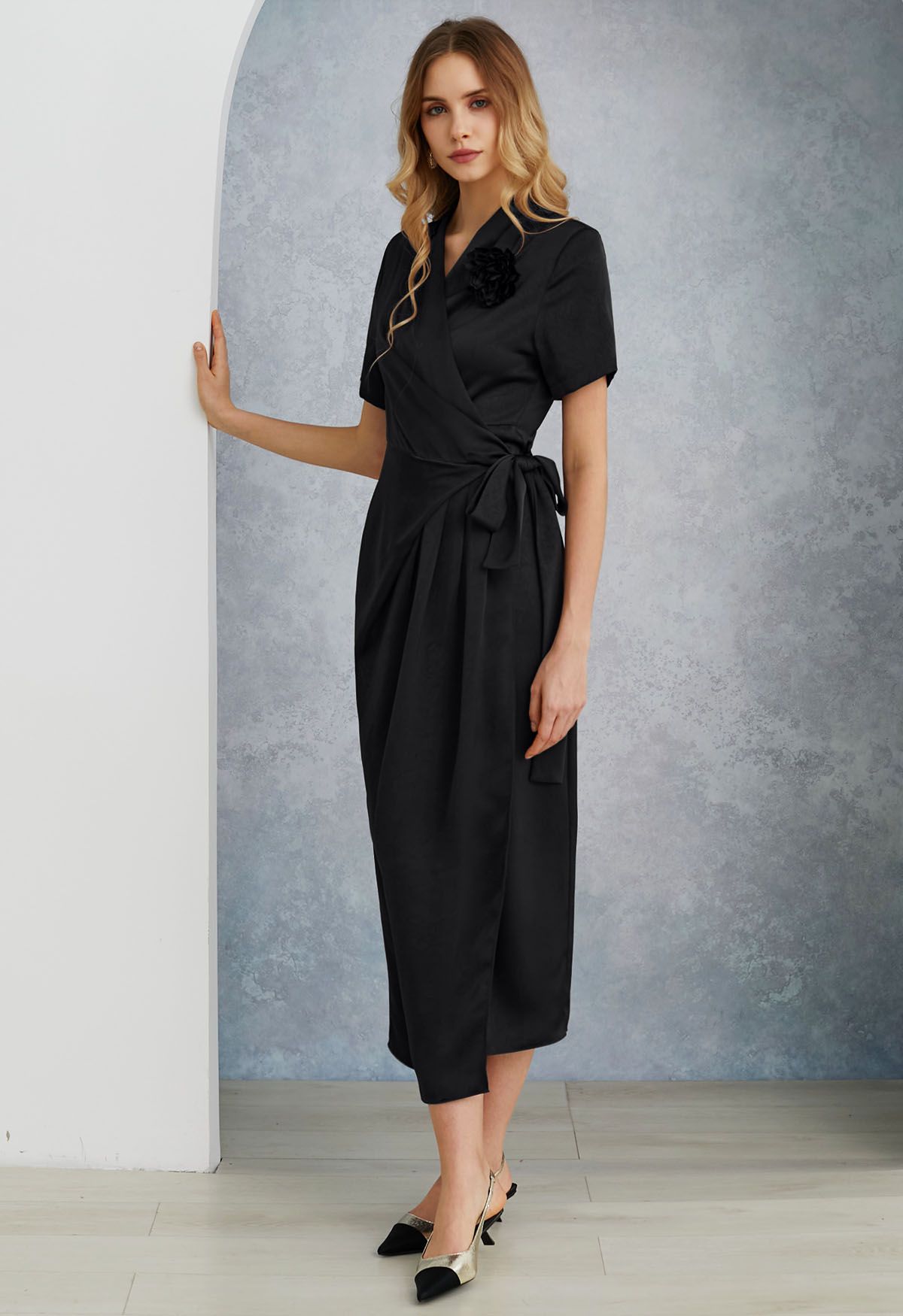 Robe en satin texturé à broche florale en noir